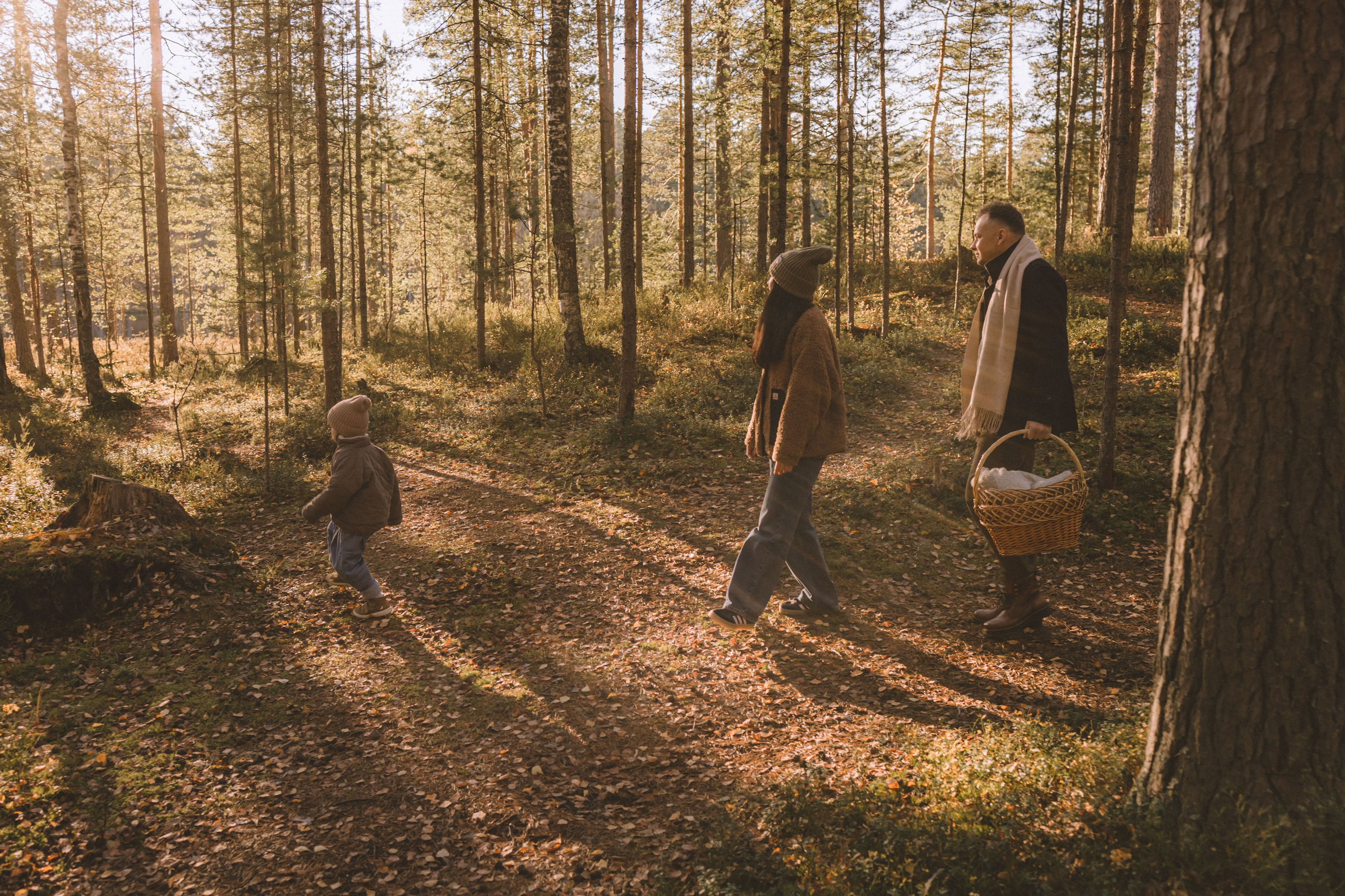 красивый осенний лес и молодая семья