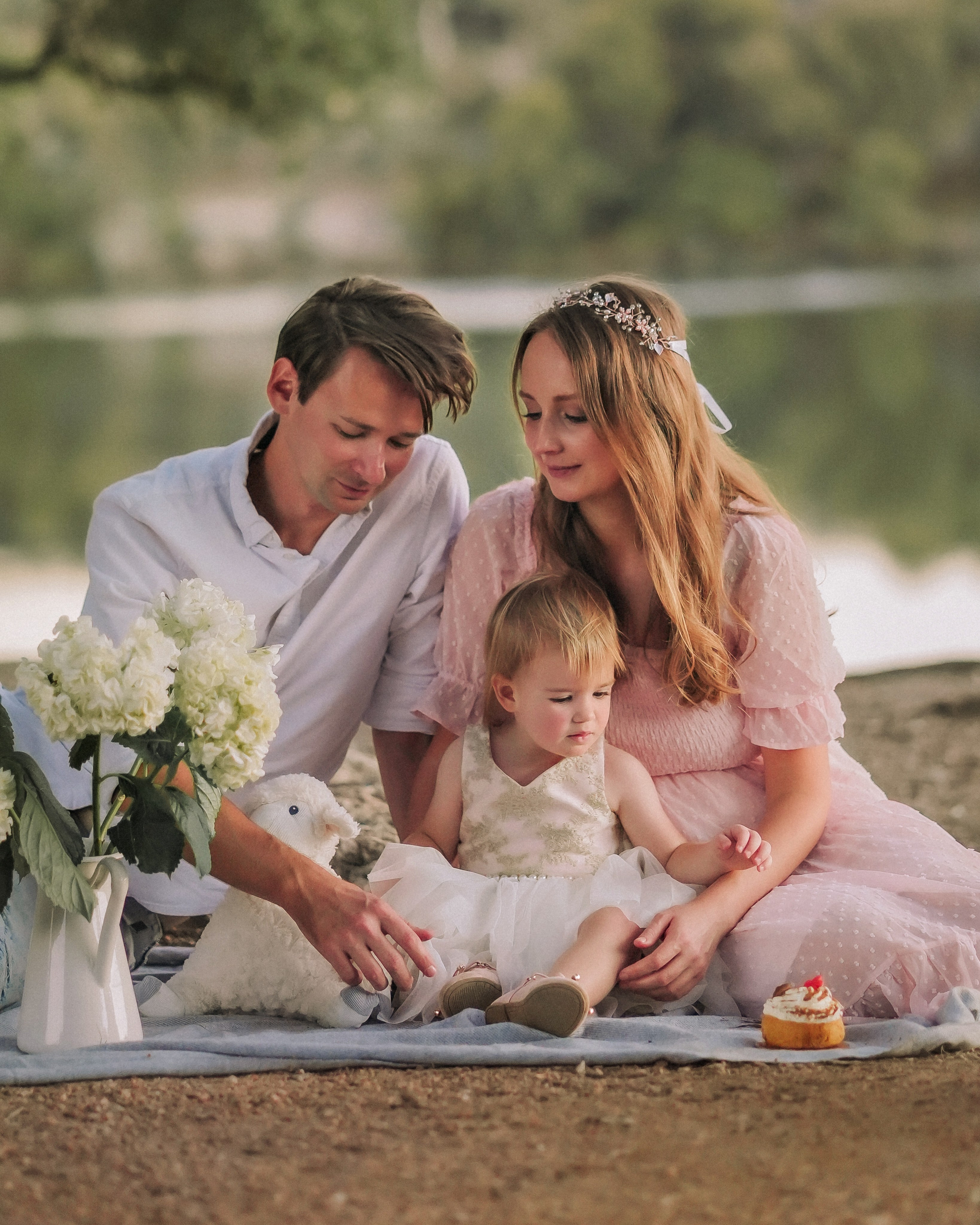 Family snuggles & smiles — cozy family photos