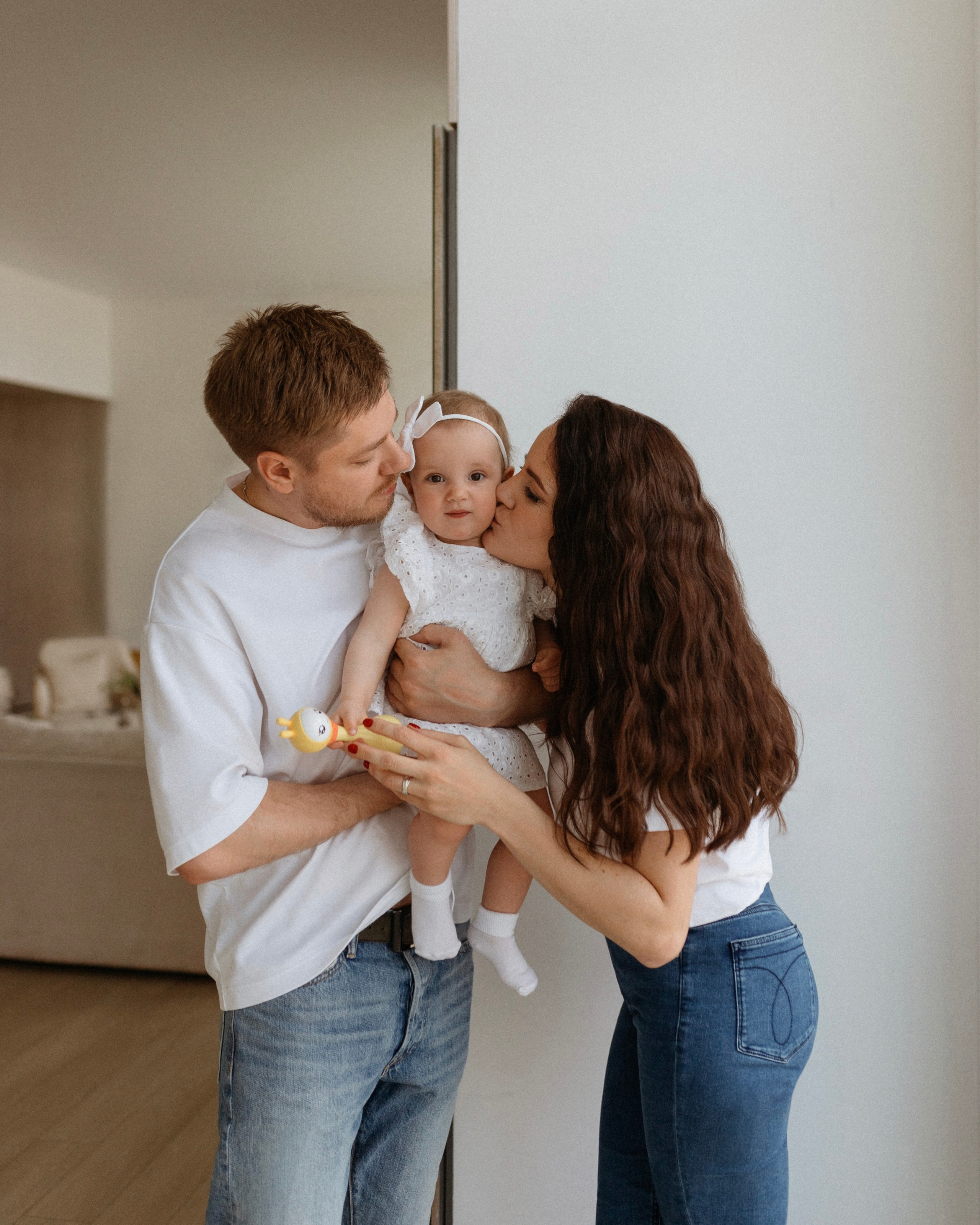 Семейная фотосессия в студии. Сестры Карабаза. Фотографы и ретушеры в Москве и Санкт-Петербурге