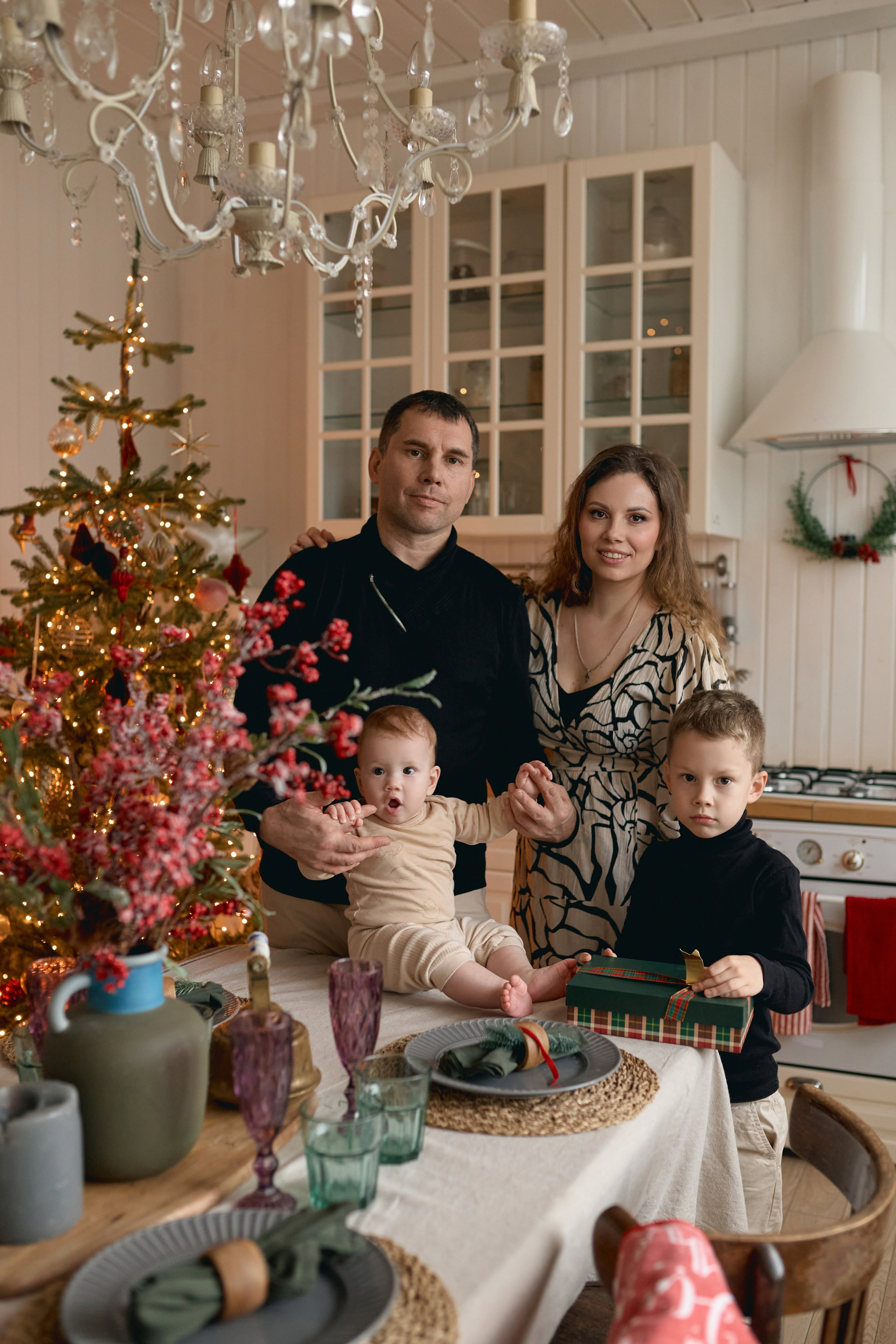 Семейная новогодняя фотосессия в студии. Сестры Карабаза. Фотографы и ретушеры в Москве и Санкт-Петербурге