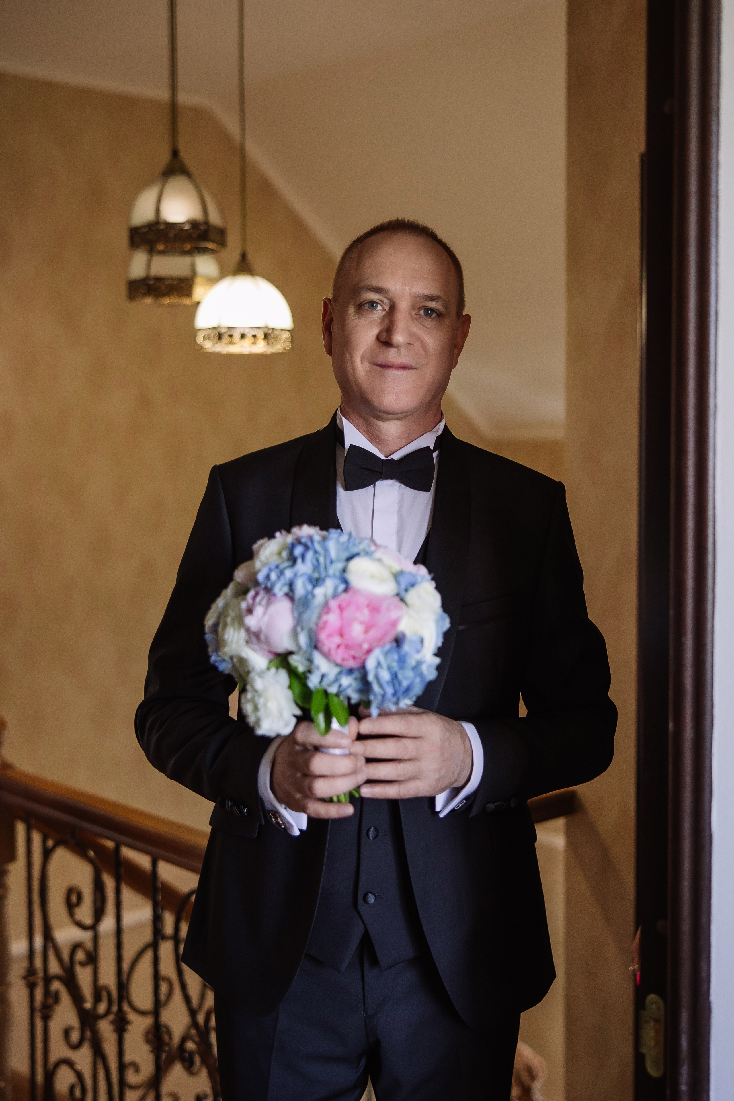 жених держит букет