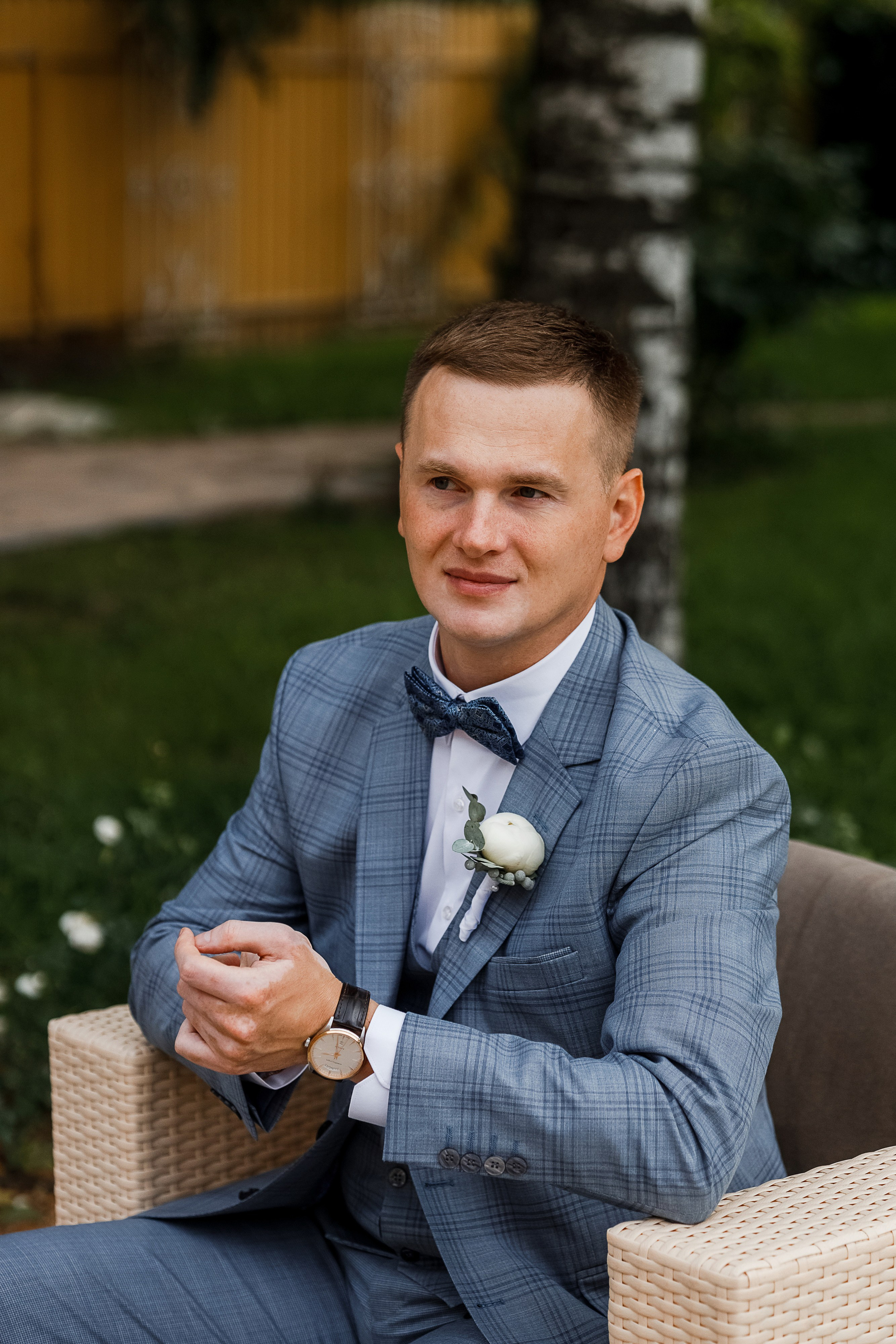 Трогательная выездная церемония в уютном дворике отеля. Олег Сверчков | Свадебный фотограф Вологда