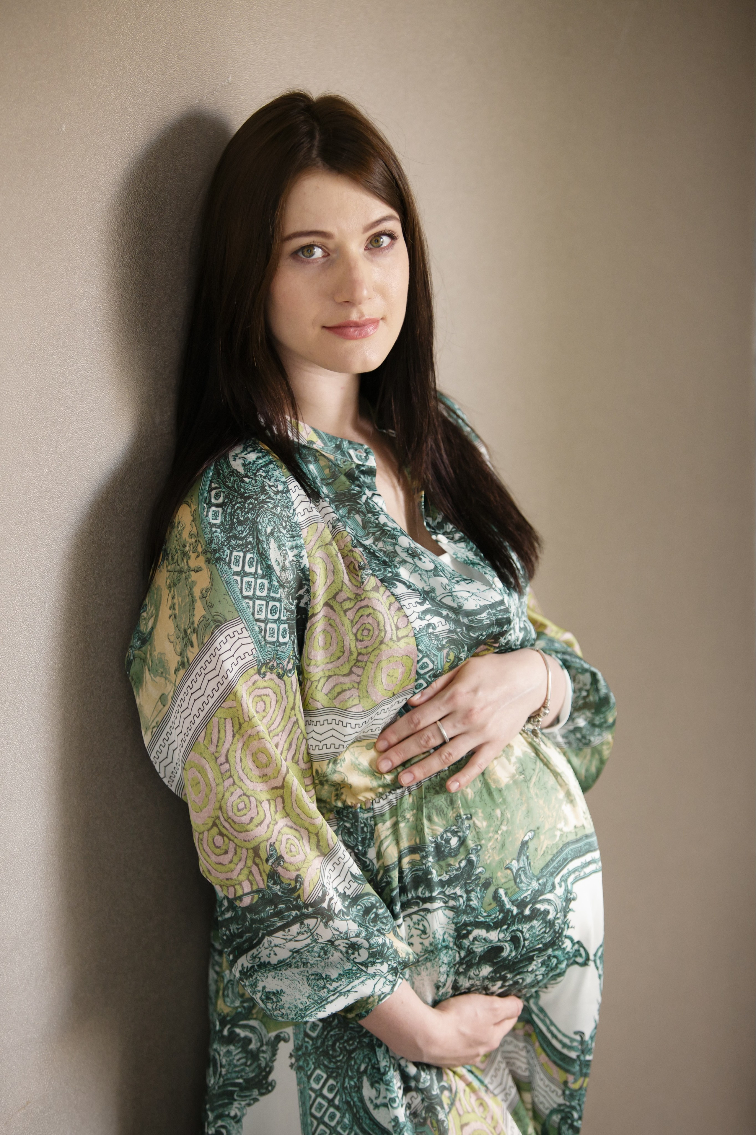 Съемка для двух беременных подруг в светлой студии. Фотографы в Москве Светлана Устинова и Сергей Грачев