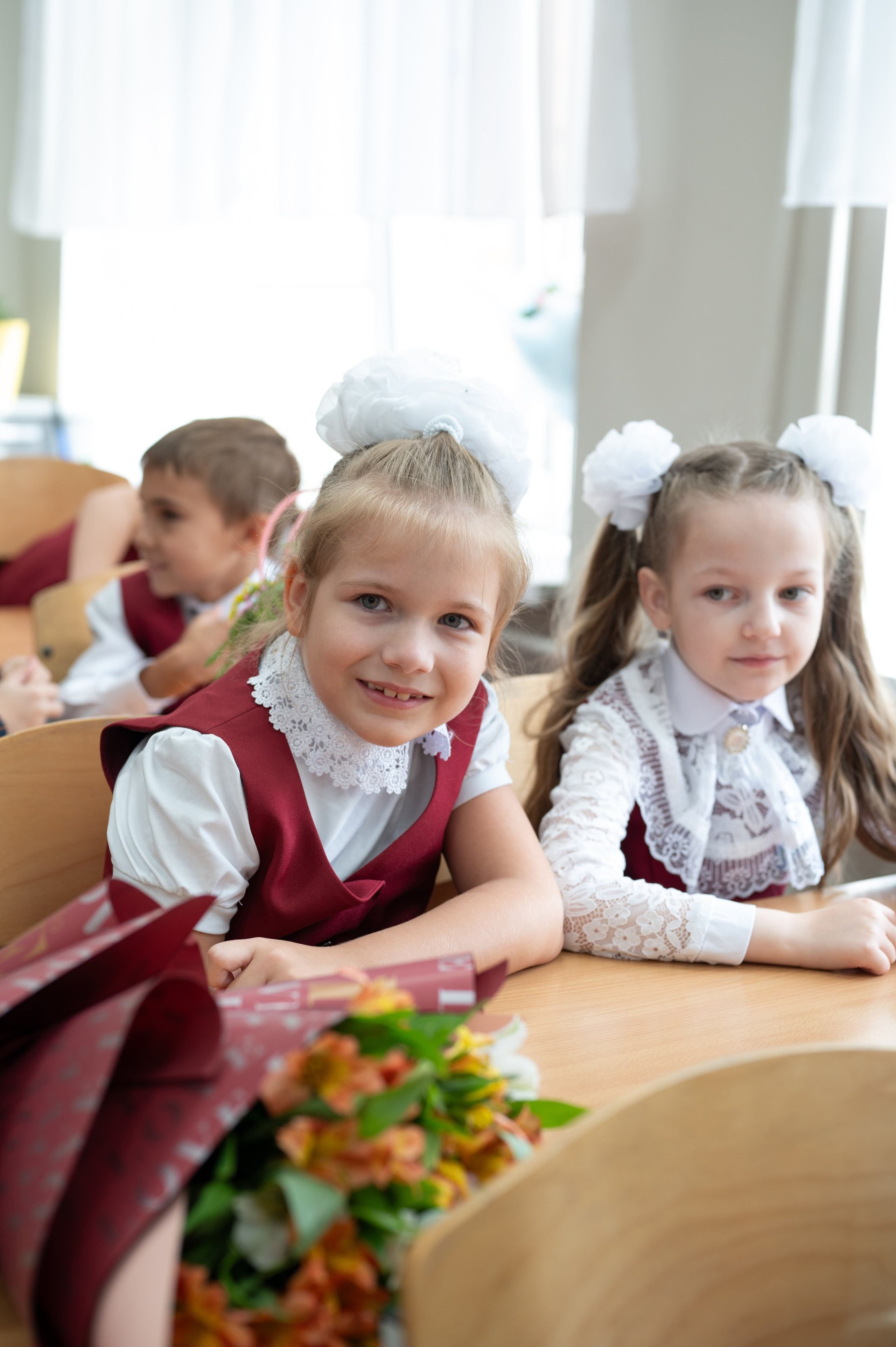 1 сентября 16 гимназия 2 класс (линейка + в классе+ на улице). Фотограф новорожденных, семейный детский в Тюмени Татьяна Морозова