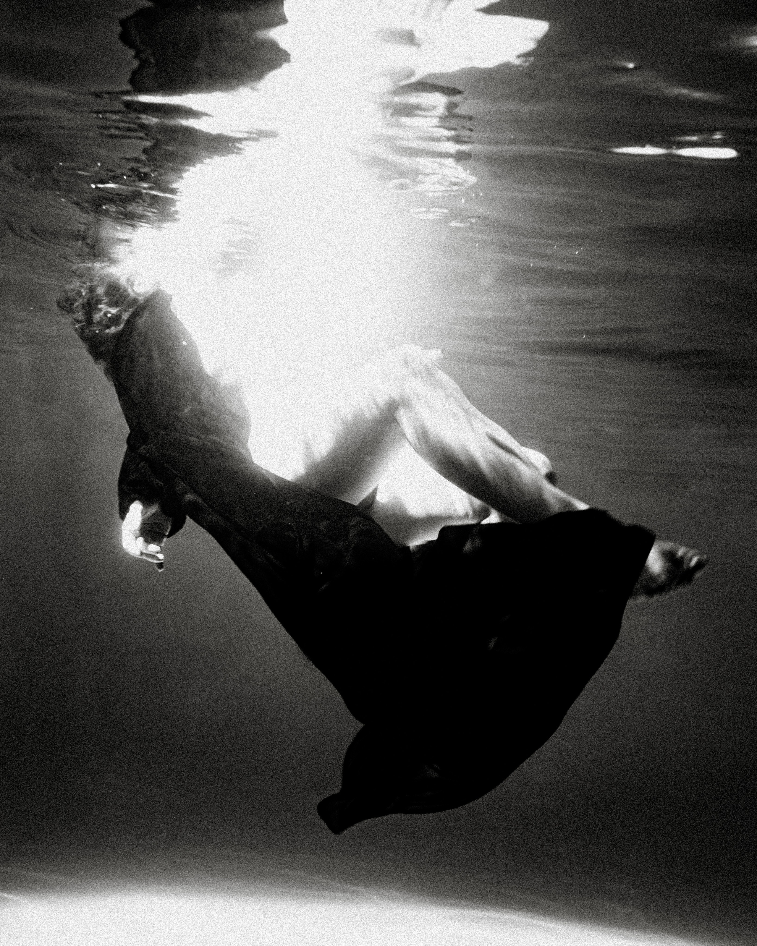 Женская психологическая съёмка под водой. Фотоведьма Дарья Нечинская