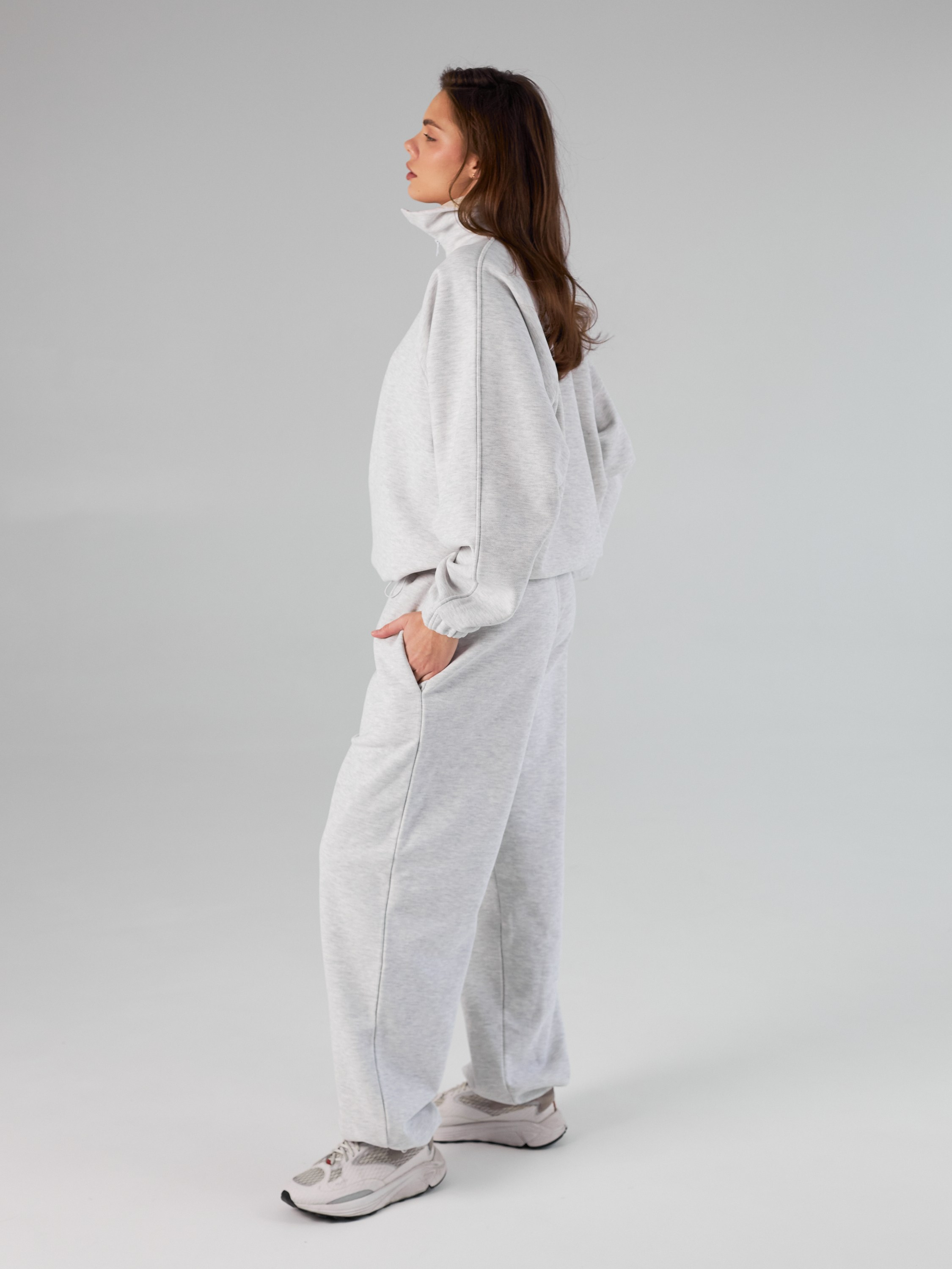 Фотосъемка оверсайз костюмов Екатеринбург Wildberries ВБ Ozon Озон спортивный костюм оверсайз фотосессия одежды Екб заказать цена фото товар. Фотограф Екатеринбург Анастасия Жерновская | Маркетплейсы и нейрофото