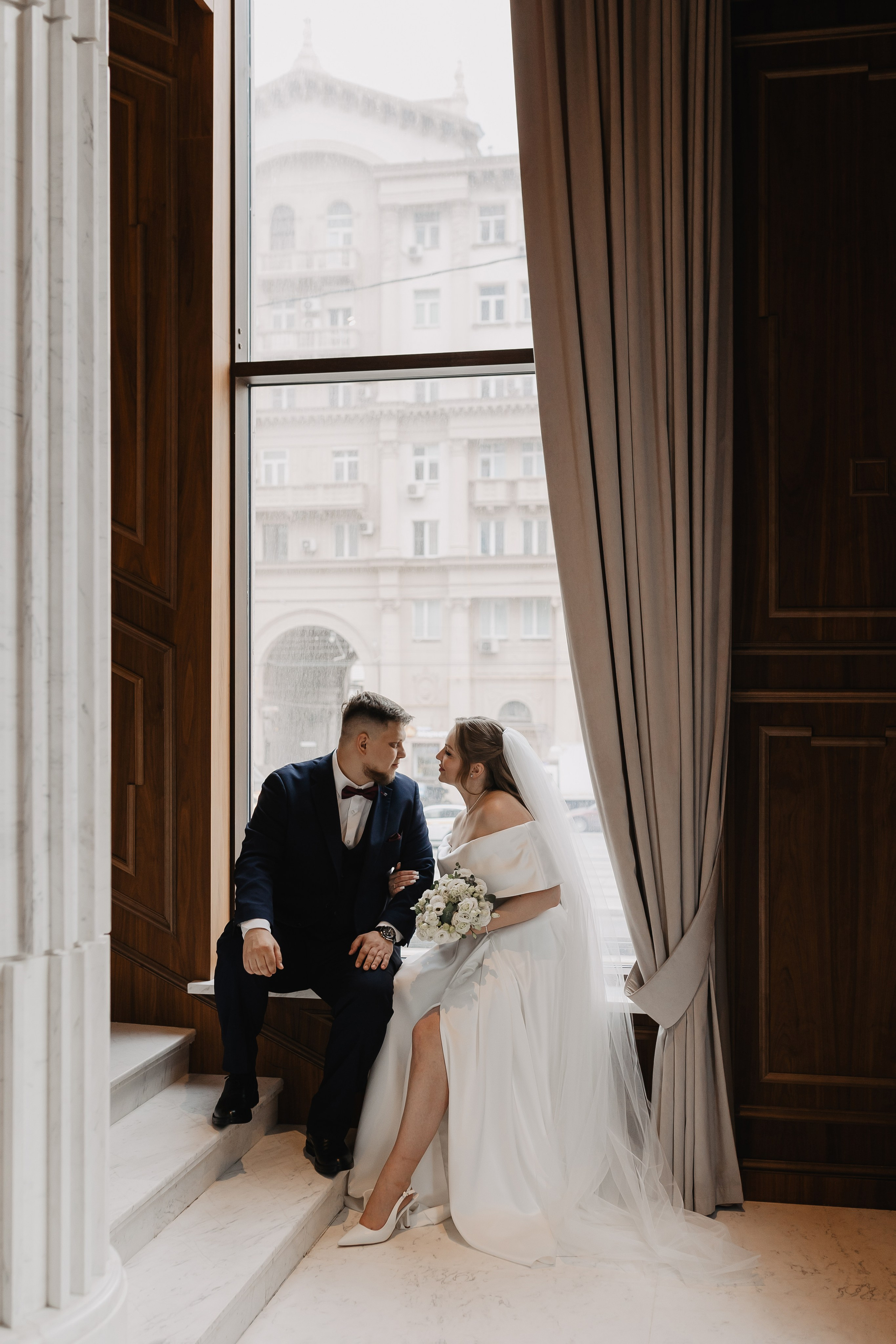 Свадебная фотосессия в отеле Marriott imperial plaza в Москве. Свадебный фотограф в Москве Дарья Олендарёва