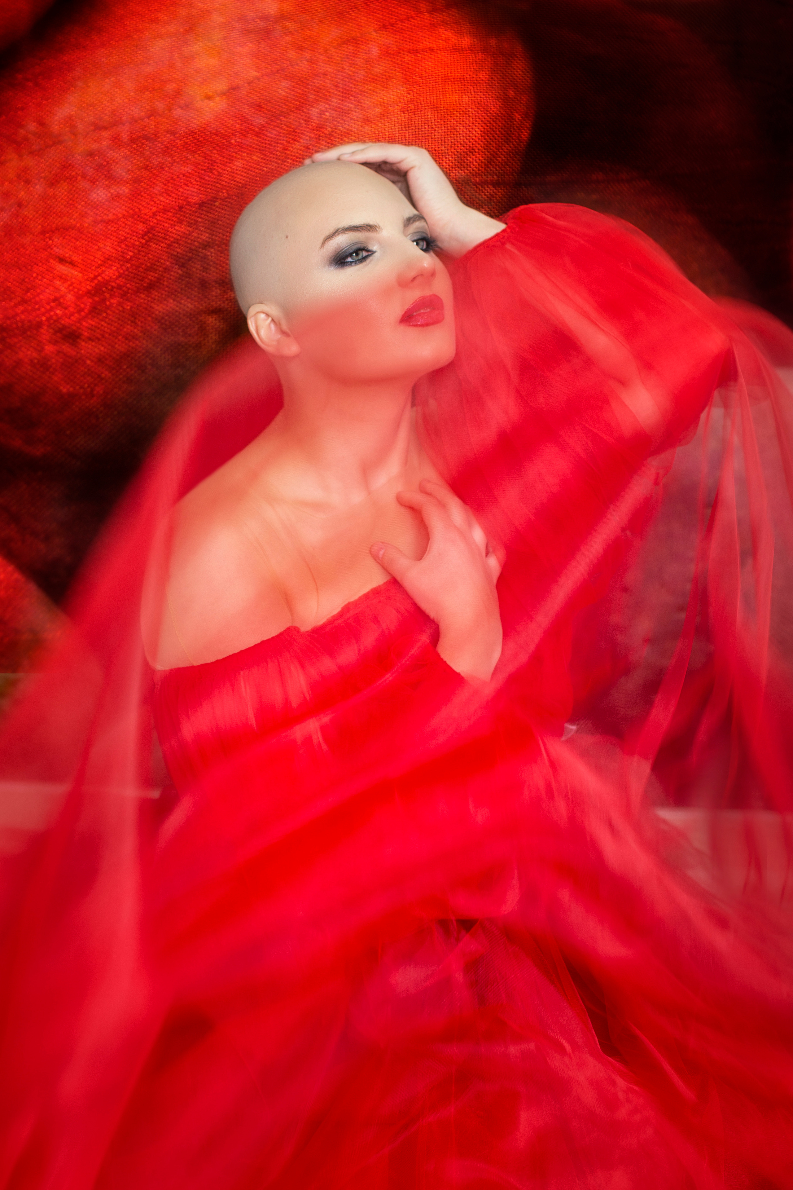 Лысая модель в красном. Необычная фотосессия в стиле арт в Самаре и Москве