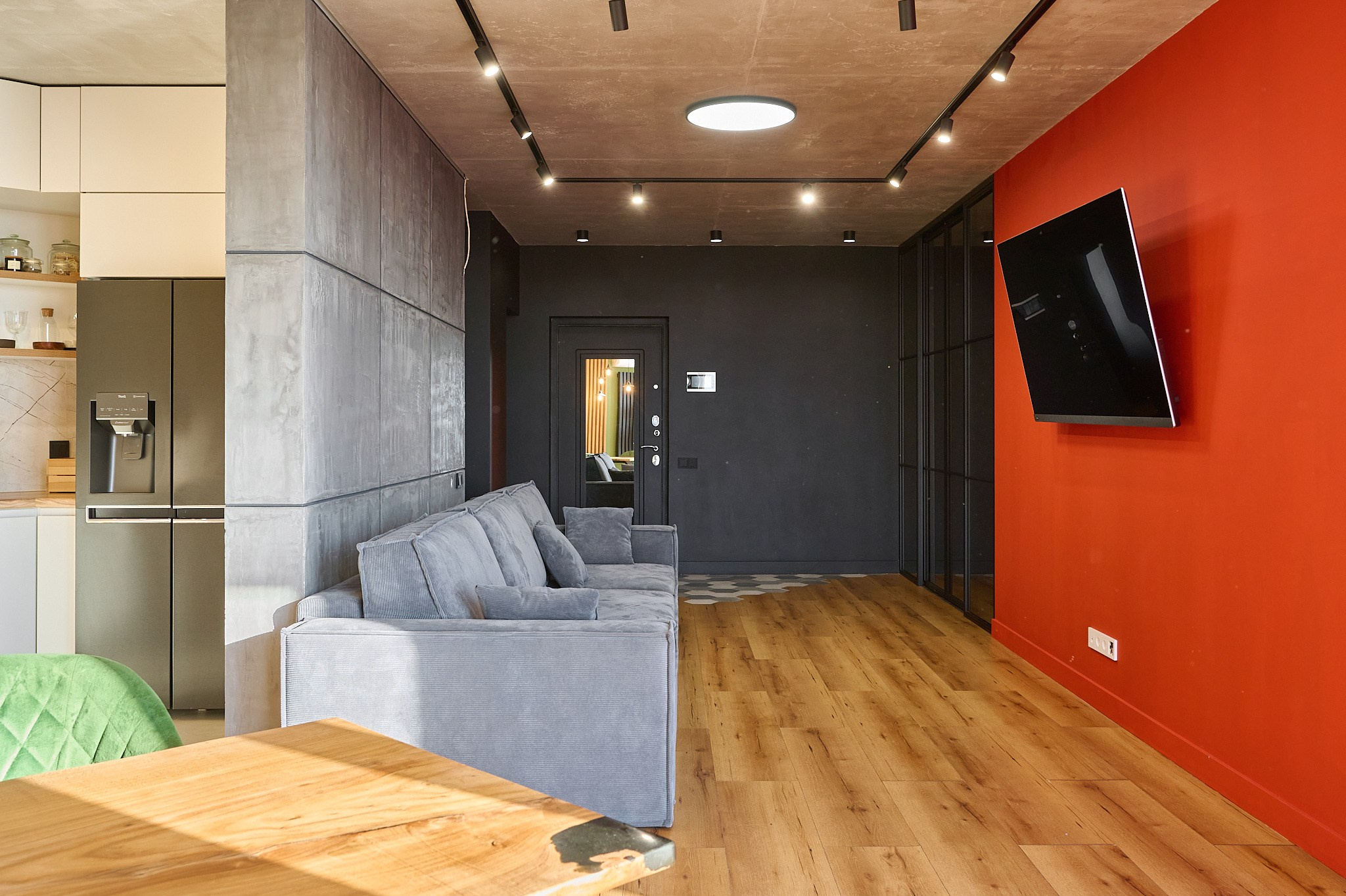 гостиная серый диван одна красная стена телевизор 