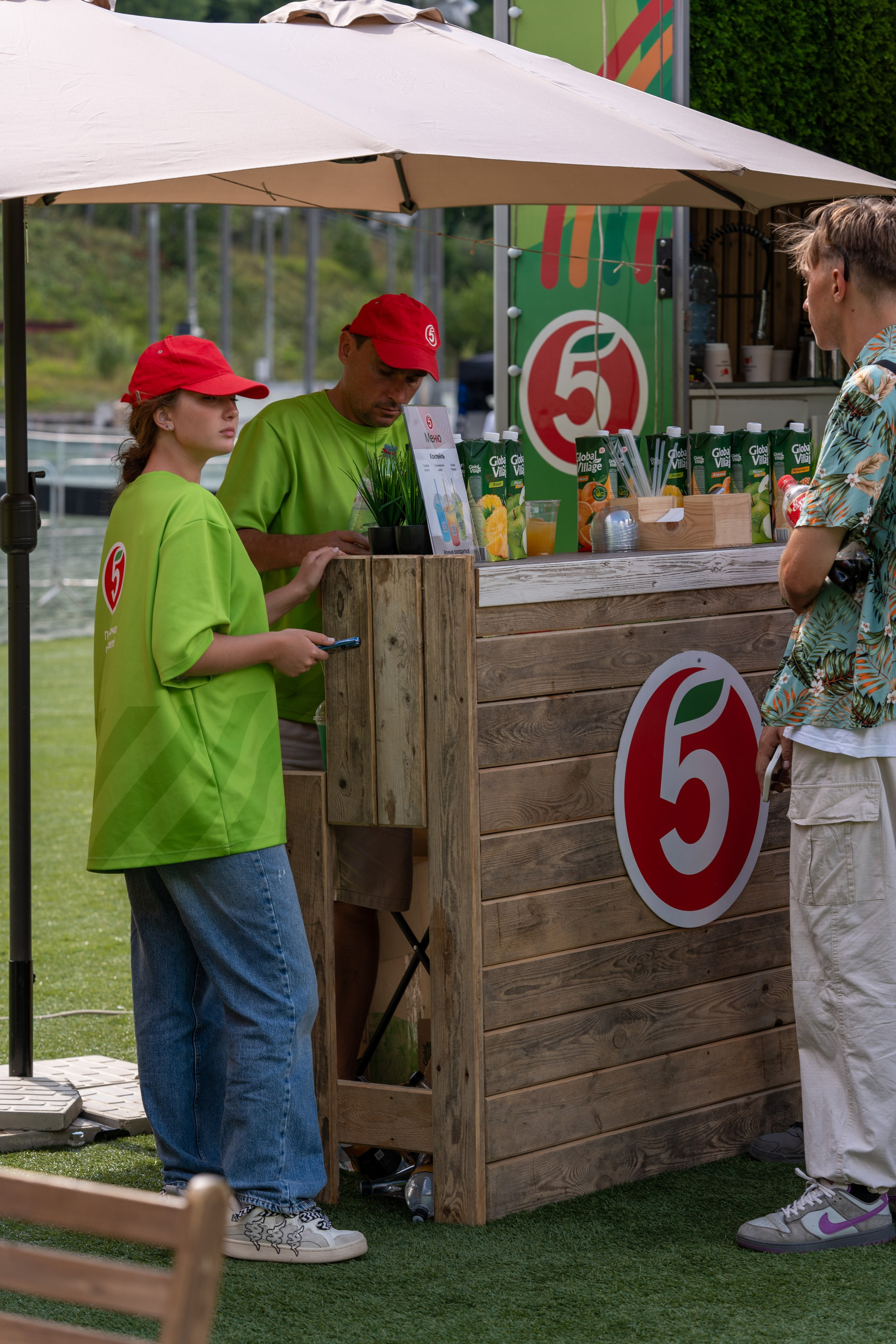 Фотоотчет партнеской интеграции для сети «Пятерочка» на фестивале «Grounded». Репортажный фотограф в Красной Поляне и Сочи Павлюченко Екатерина