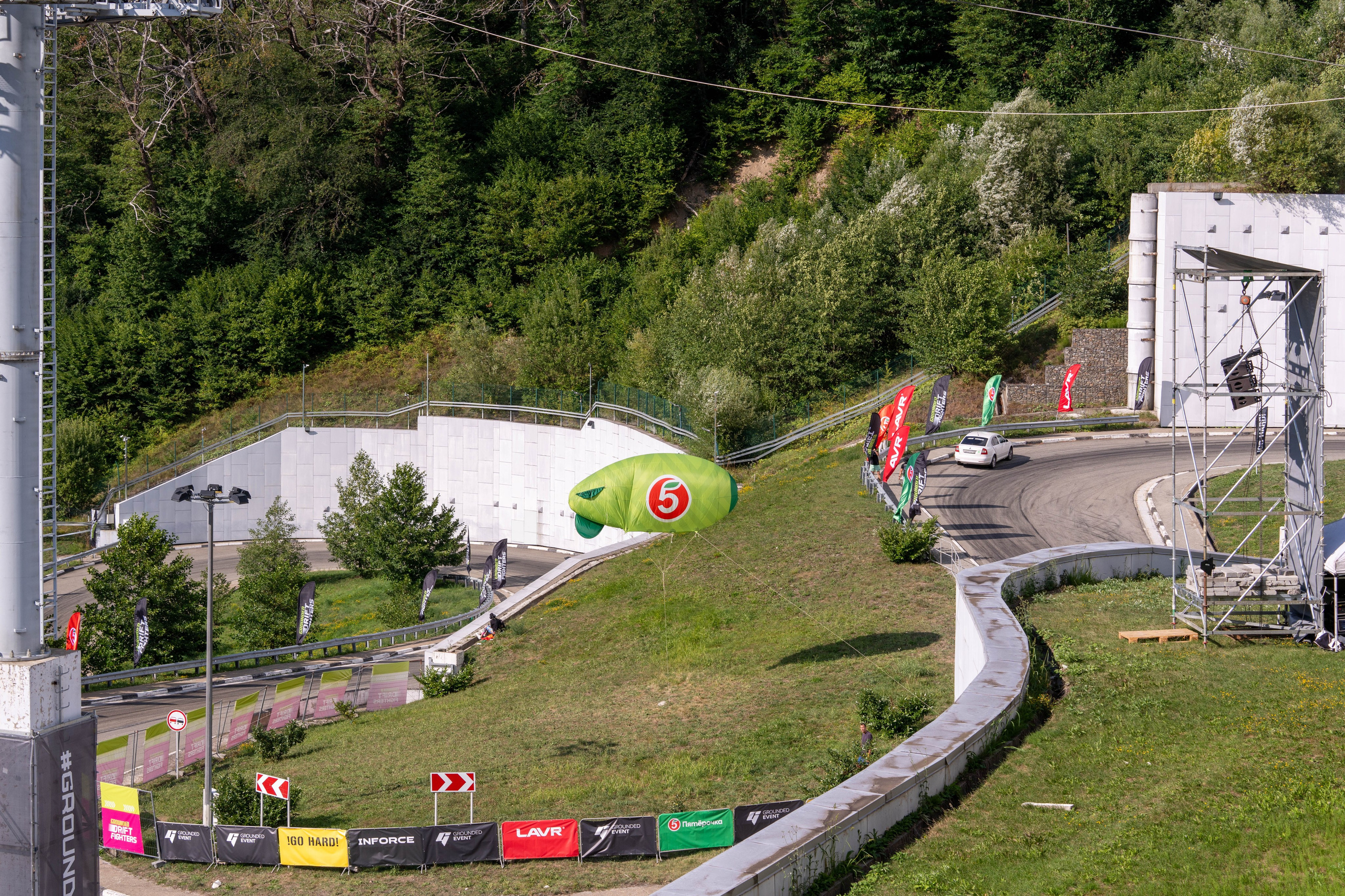 Фотоотчет партнеской интеграции для сети «Пятерочка» на фестивале «Grounded». Репортажный фотограф в Красной Поляне и Сочи Павлюченко Екатерина