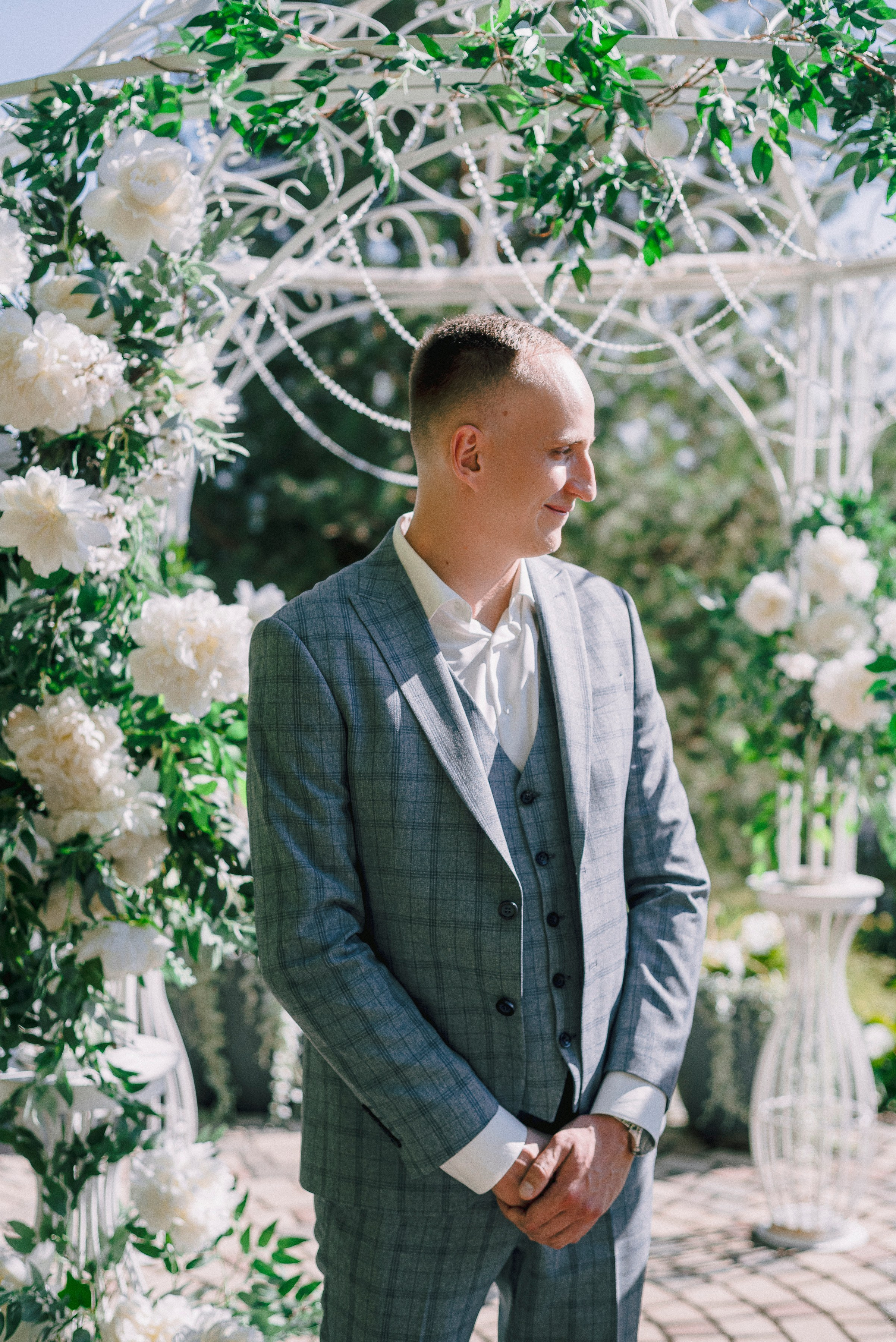 Жених смотрит на невесту