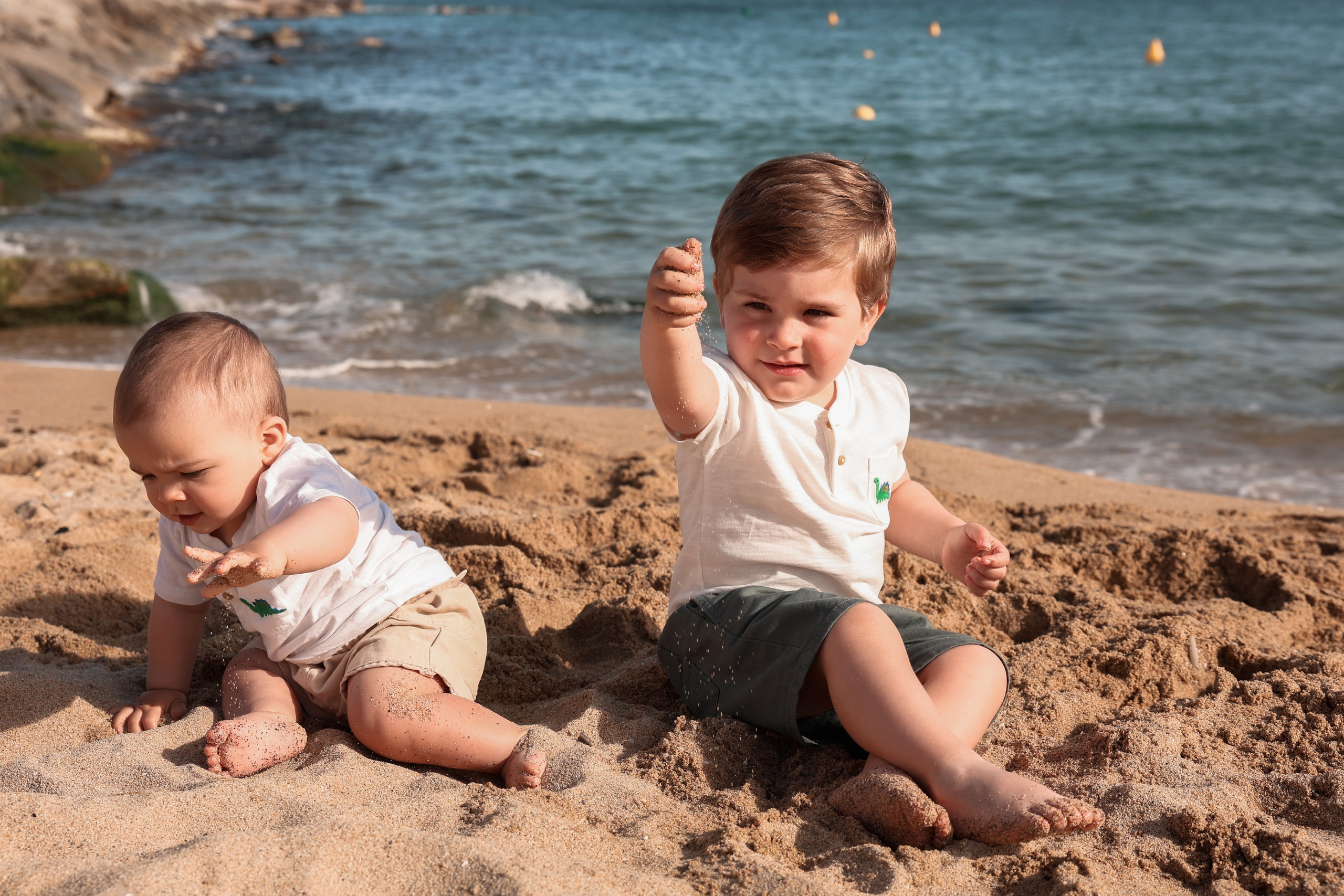 Family pizza at the sea. Natalia Zhuravleva|family, newborn, maternity photographer in Barcelona