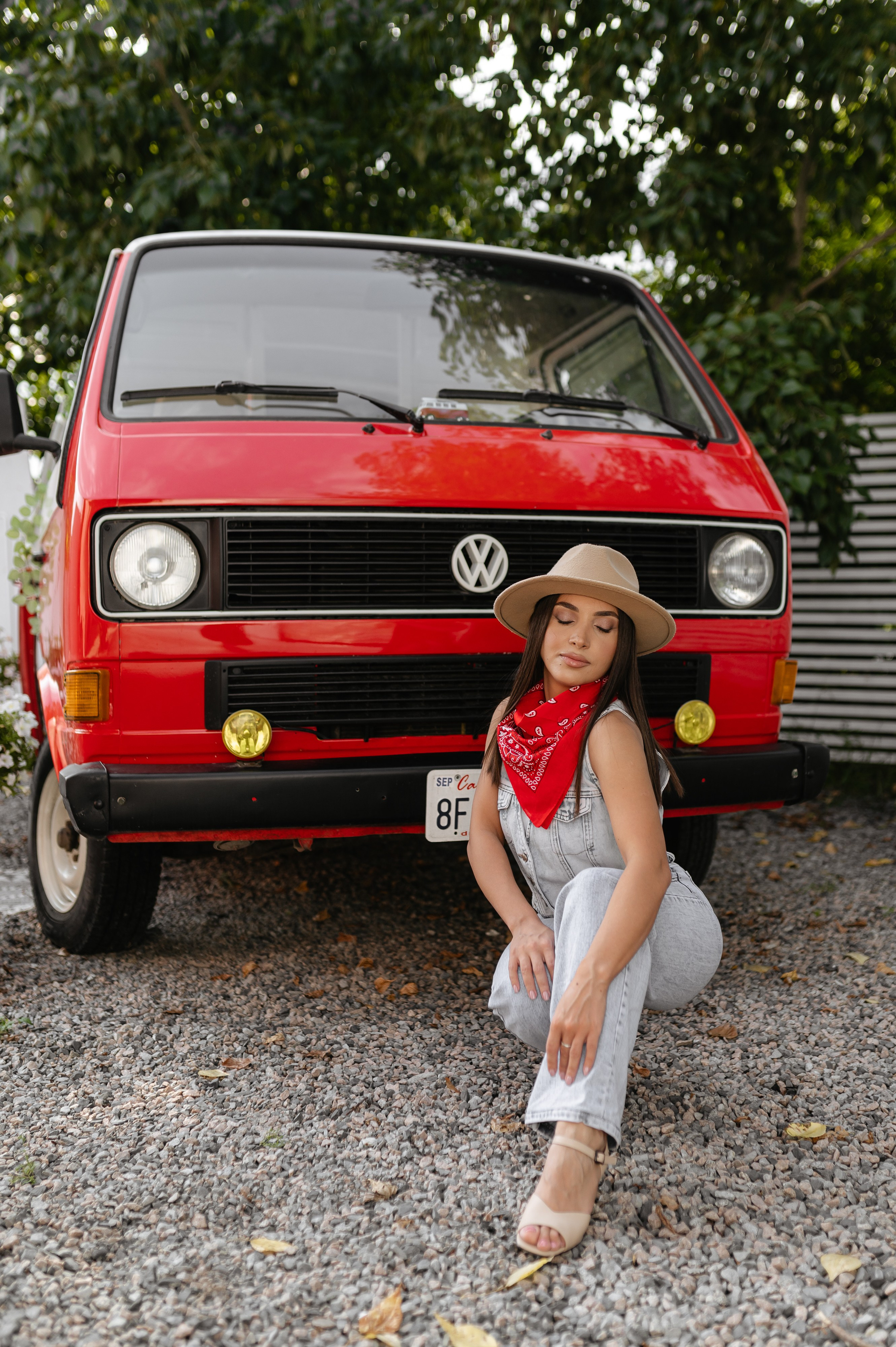 С красным минивэном. Главная