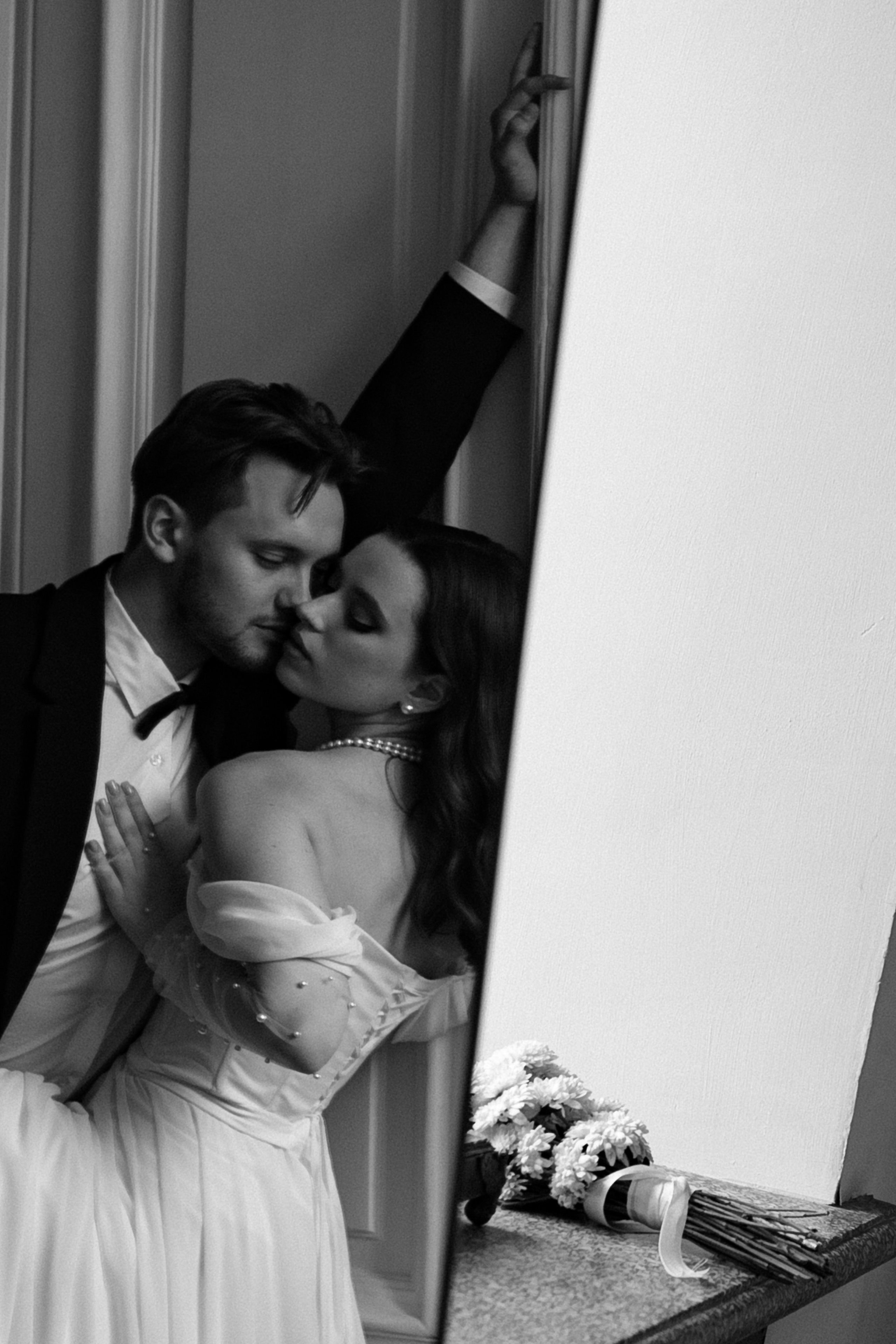 Свадебная фотосессия в квартире-студии. Свадебный фотограф в Москве Мария Крош