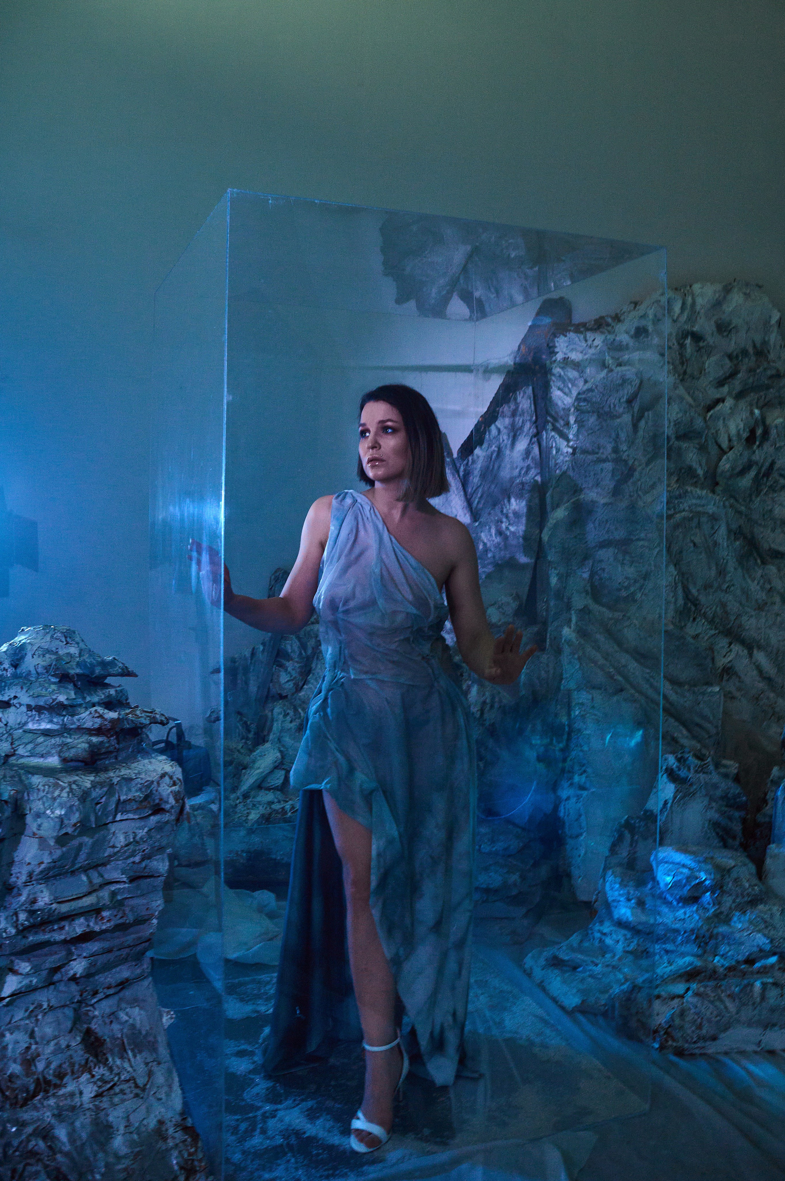 Фотосессия Ксении в декорациях «Лед» со стеклянным кубом