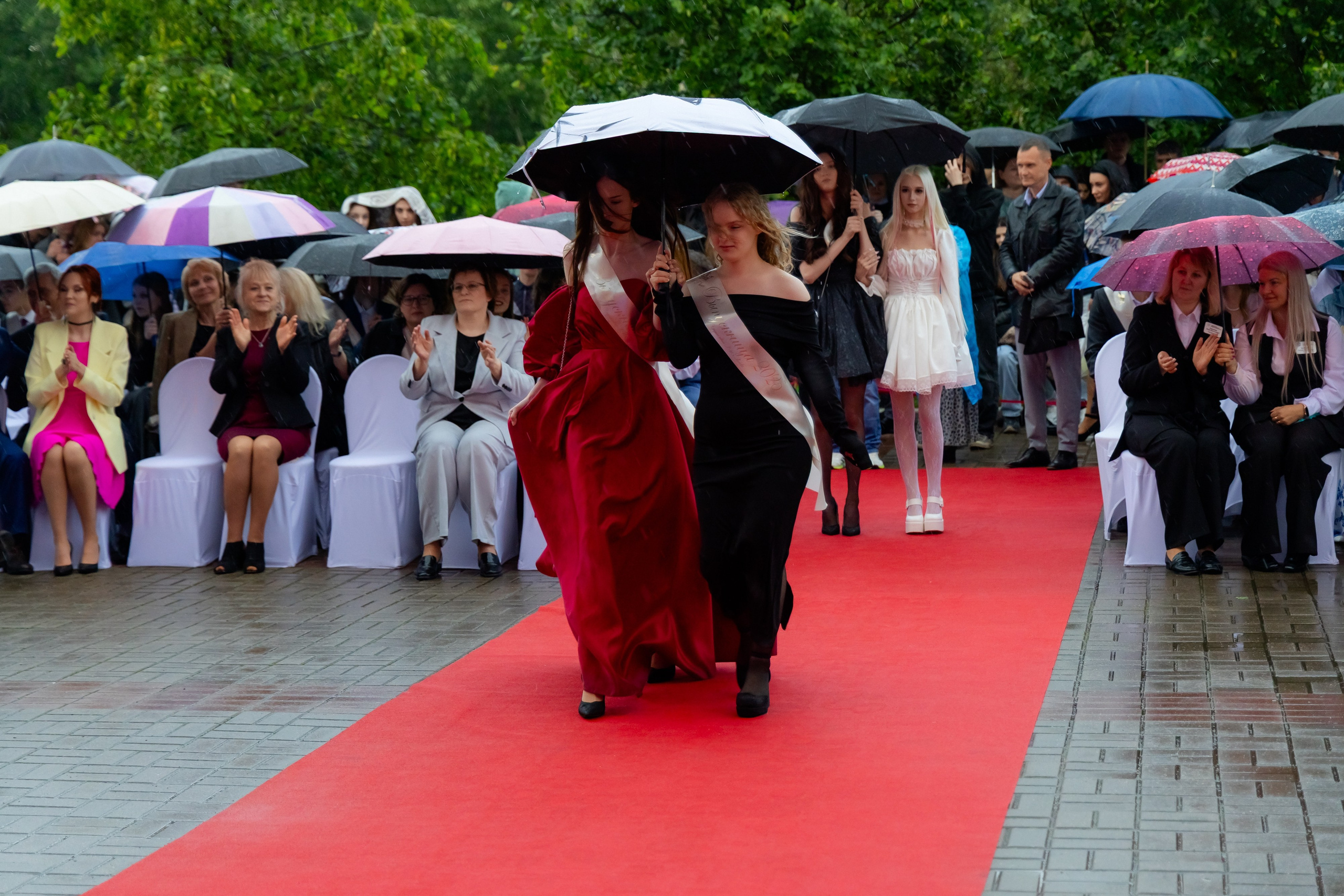 Школьный выпускной 2025 год в Минске, Беларуси. Свадебный фотограф в Минске/Беларуси Сергей Спиридонов