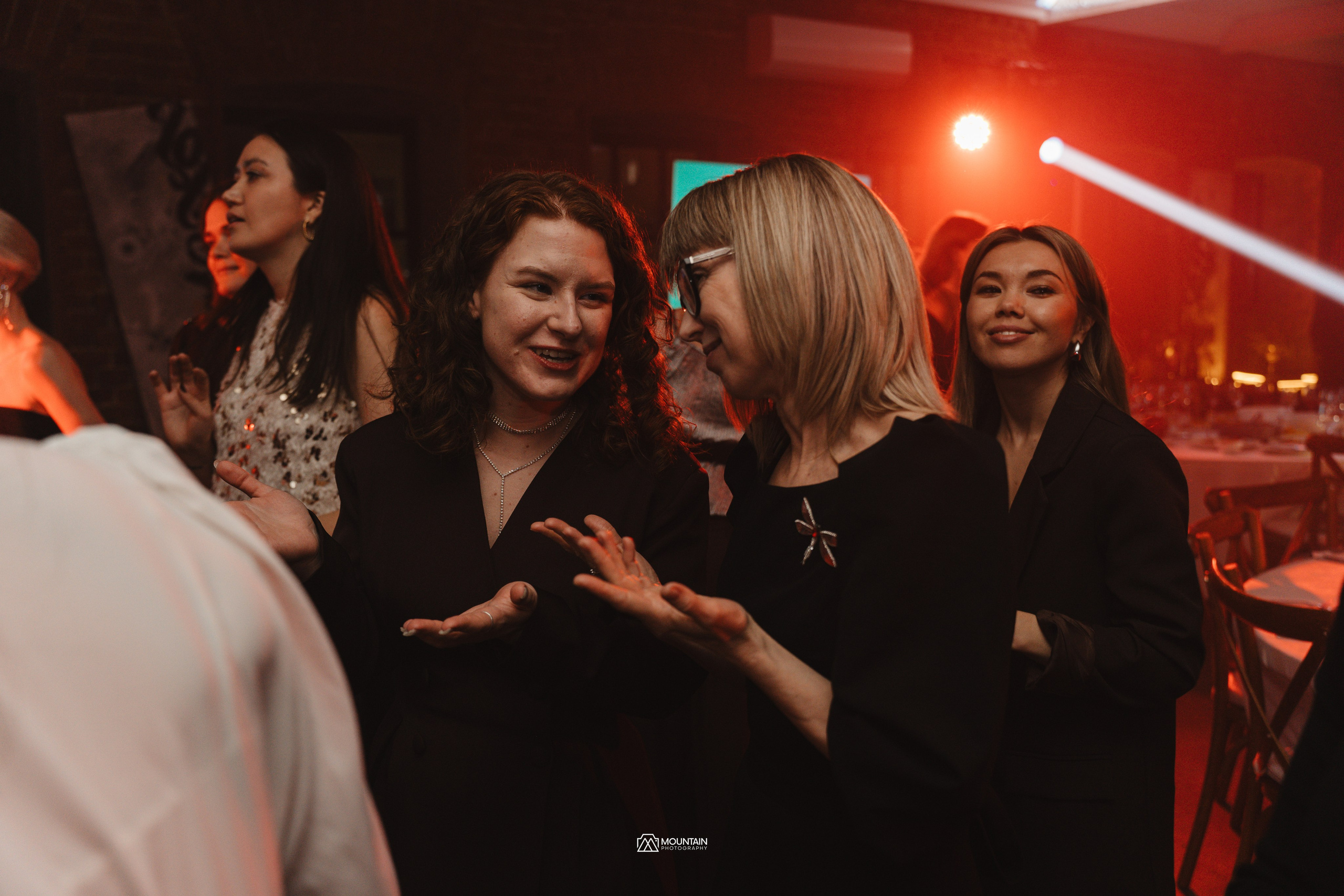 1klick End of year Party. Я занимаюсь событийной, свадебной, товарной, студийной… фотографией