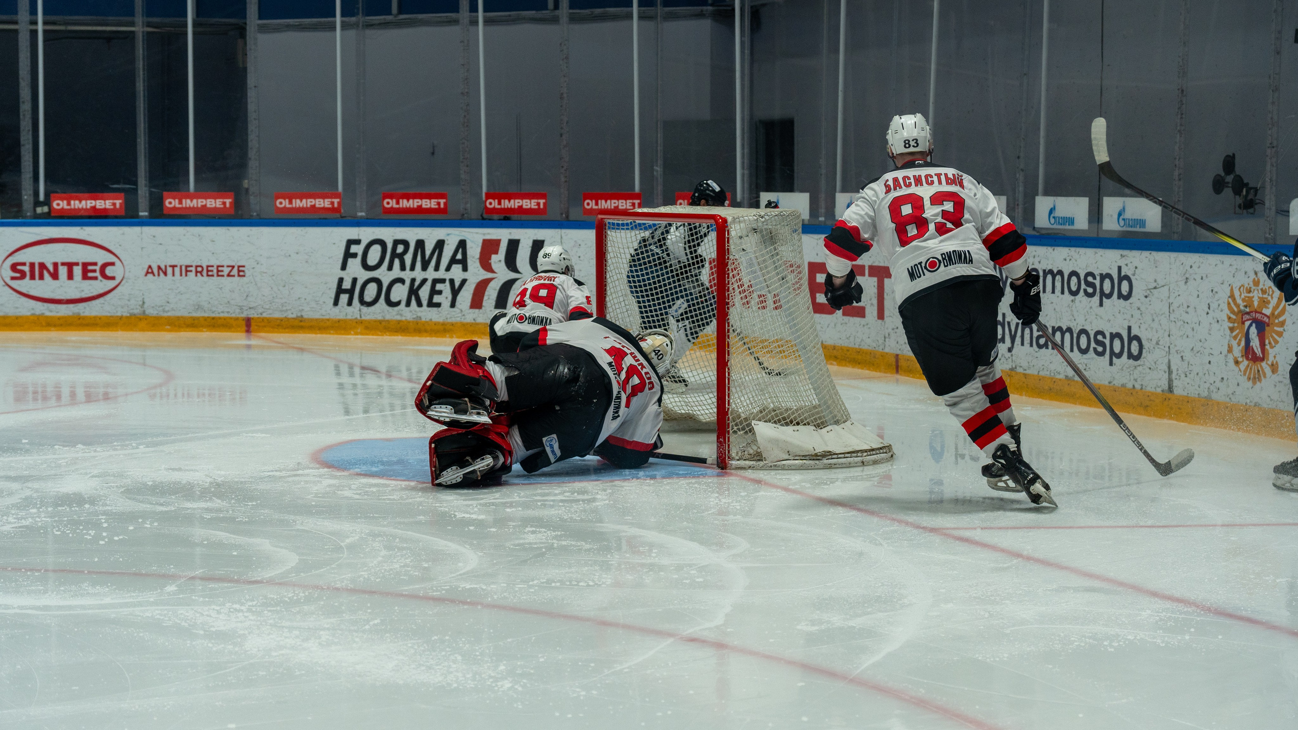 Вратарь «Молота» спасает ворота в напряжённый момент матча с «Динамо». Спортивная фотосъёмка, Санкт-Петербург, репортаж.