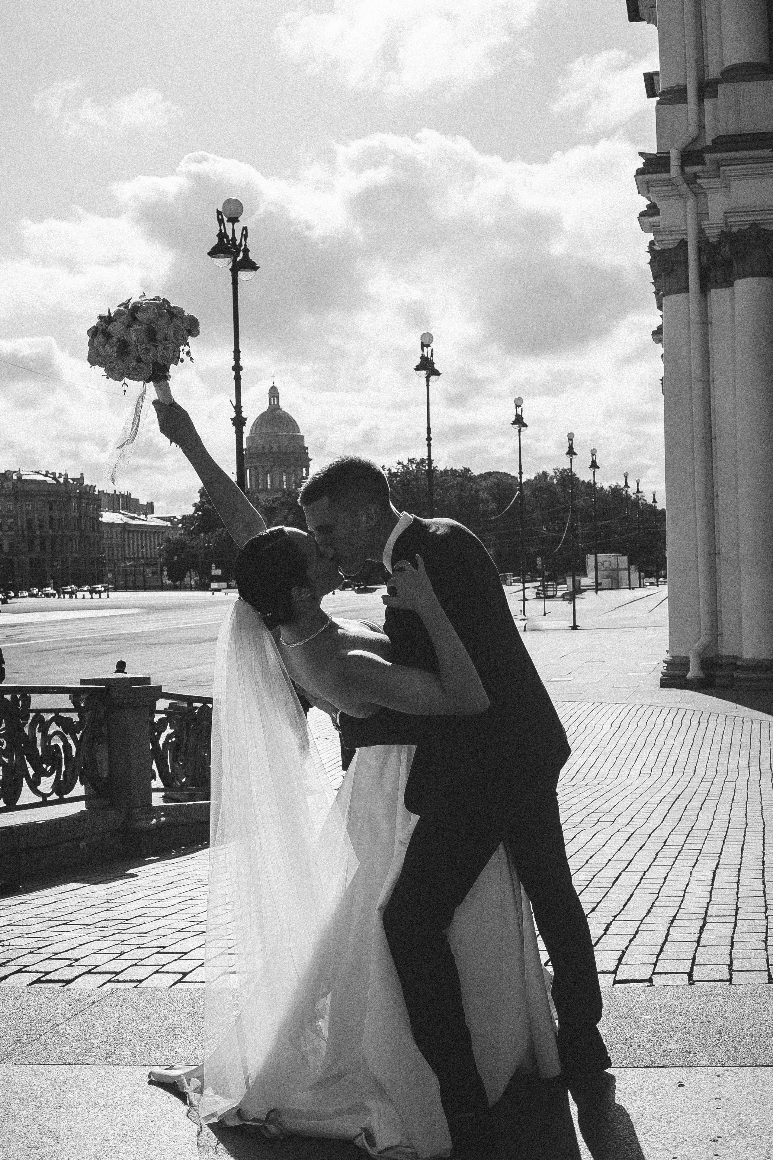 СВАДЕБНАЯ ПРОГУЛКА В САНТК-ПЕТЕРБУРГЕ (ИСАКИЕВСКИЙ СОБОР, ЗИМНЯЯ КАНАВКА, ЭРМИТАЖ И БОЛЬШАЯ МОРСКАЯ УЛИЦА). Профессиональный фотограф, Санкт-Петербург — Виктория Богомолова