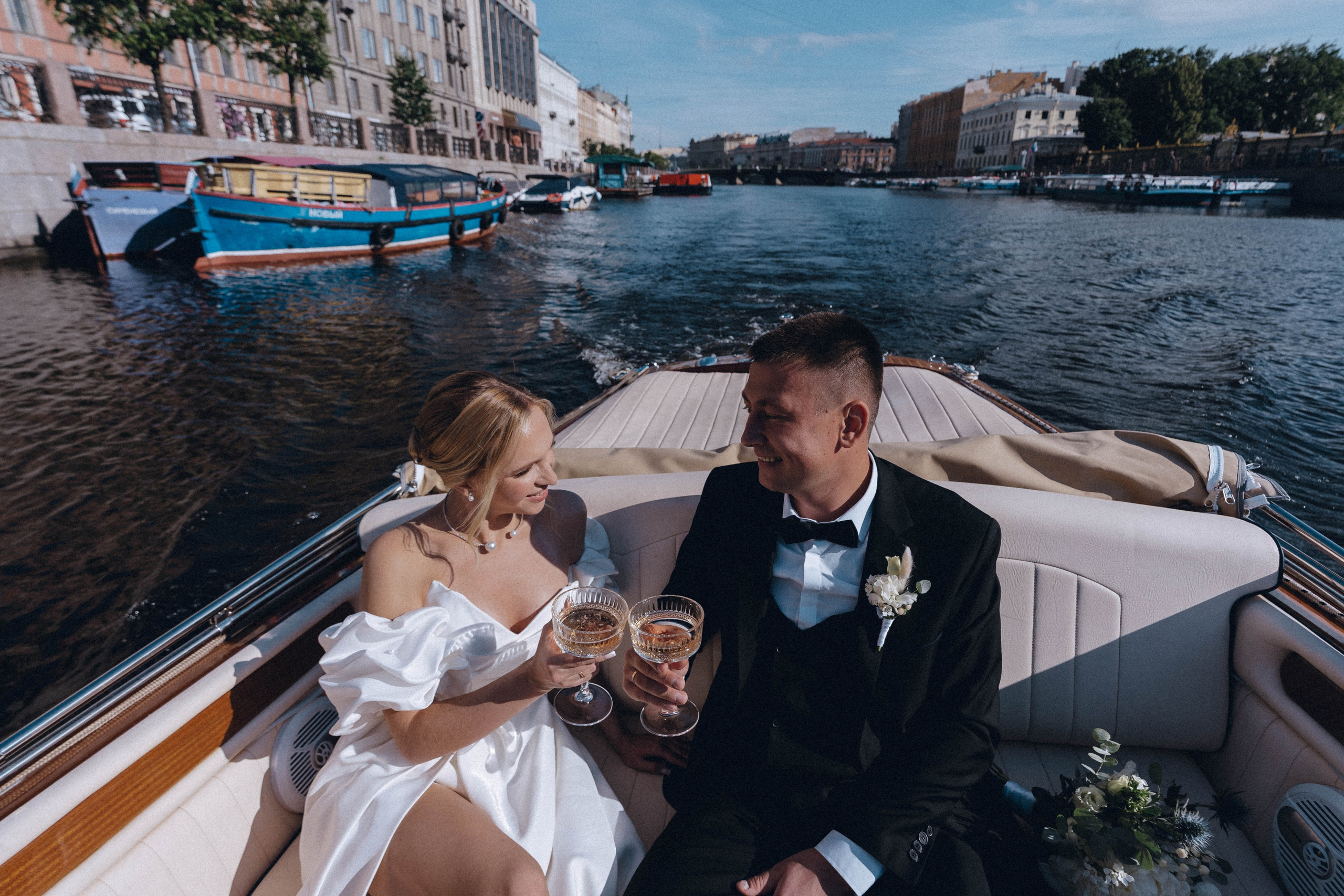 СВАДЕНБНАЯ СЬЕМКА НА КАТЕРЕ ПО КАНАЛАМ САНКТ-ПЕТЕРБУРГА И В АКВАТОРИИ НЕВЫ. Профессиональный фотограф, Санкт-Петербург — Виктория Богомолова