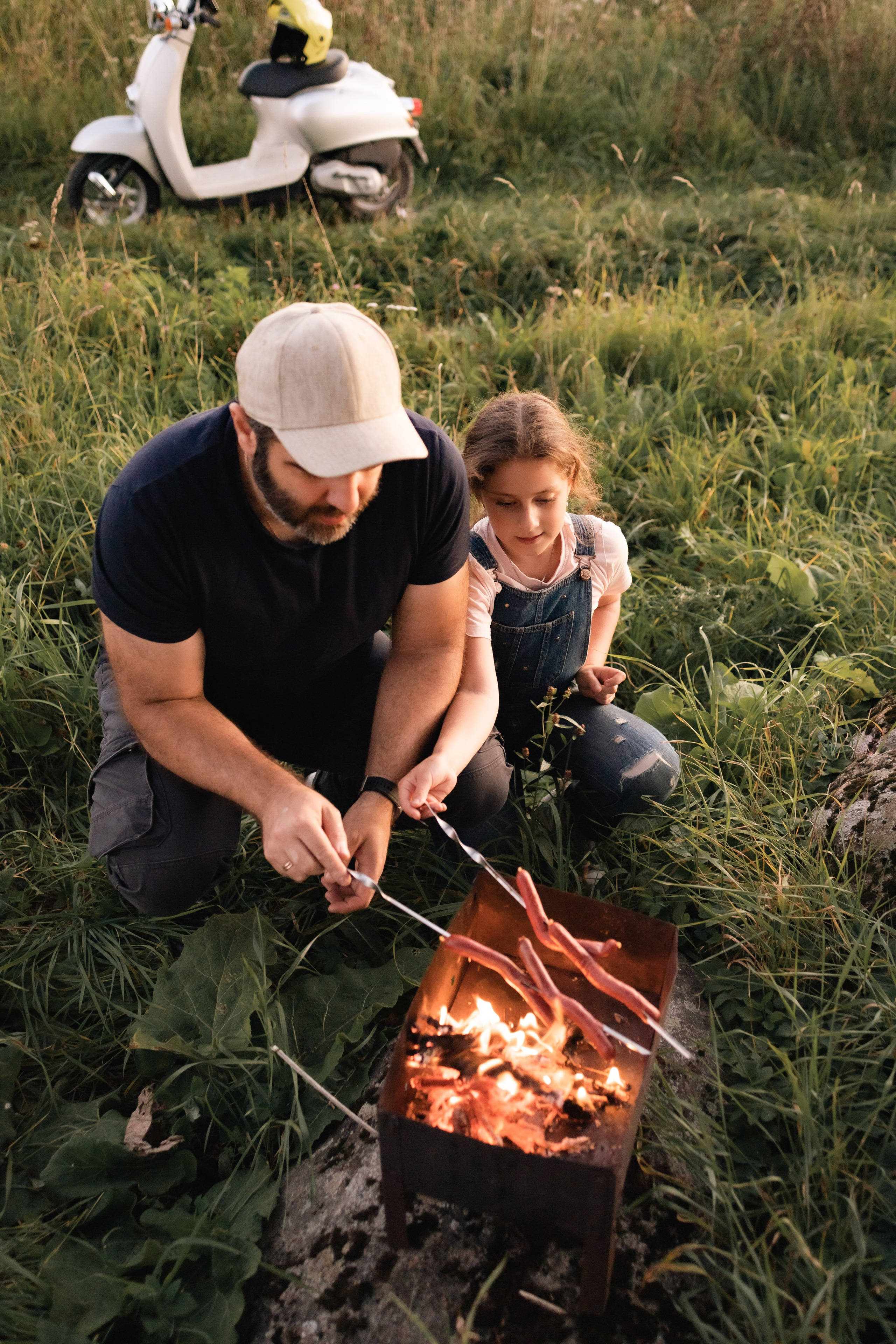 Теплые воспоминания: беседы у костра под мерцающим небом завершают идеальный летний день