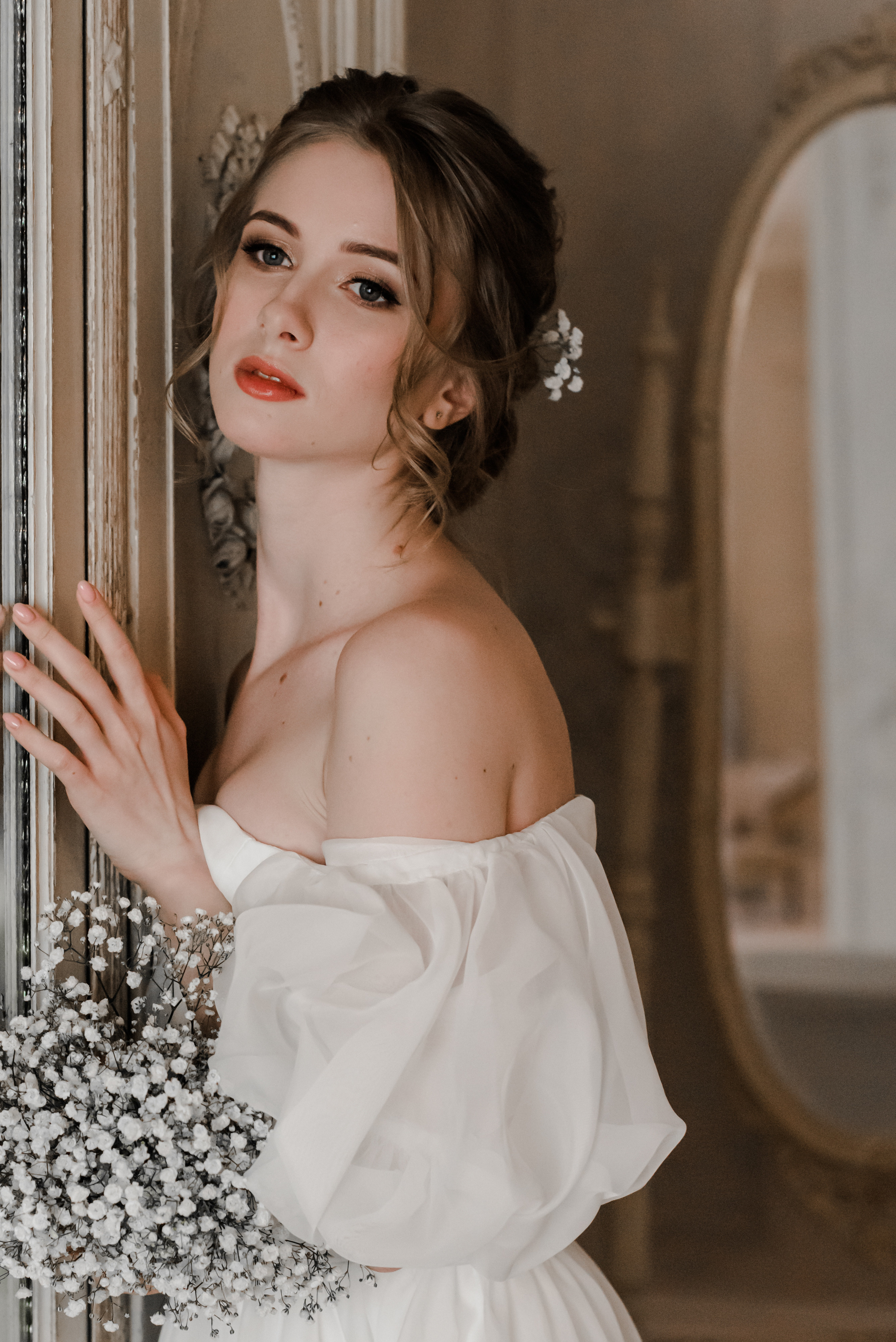 Свадебный низкий пучок с гипсофилой.