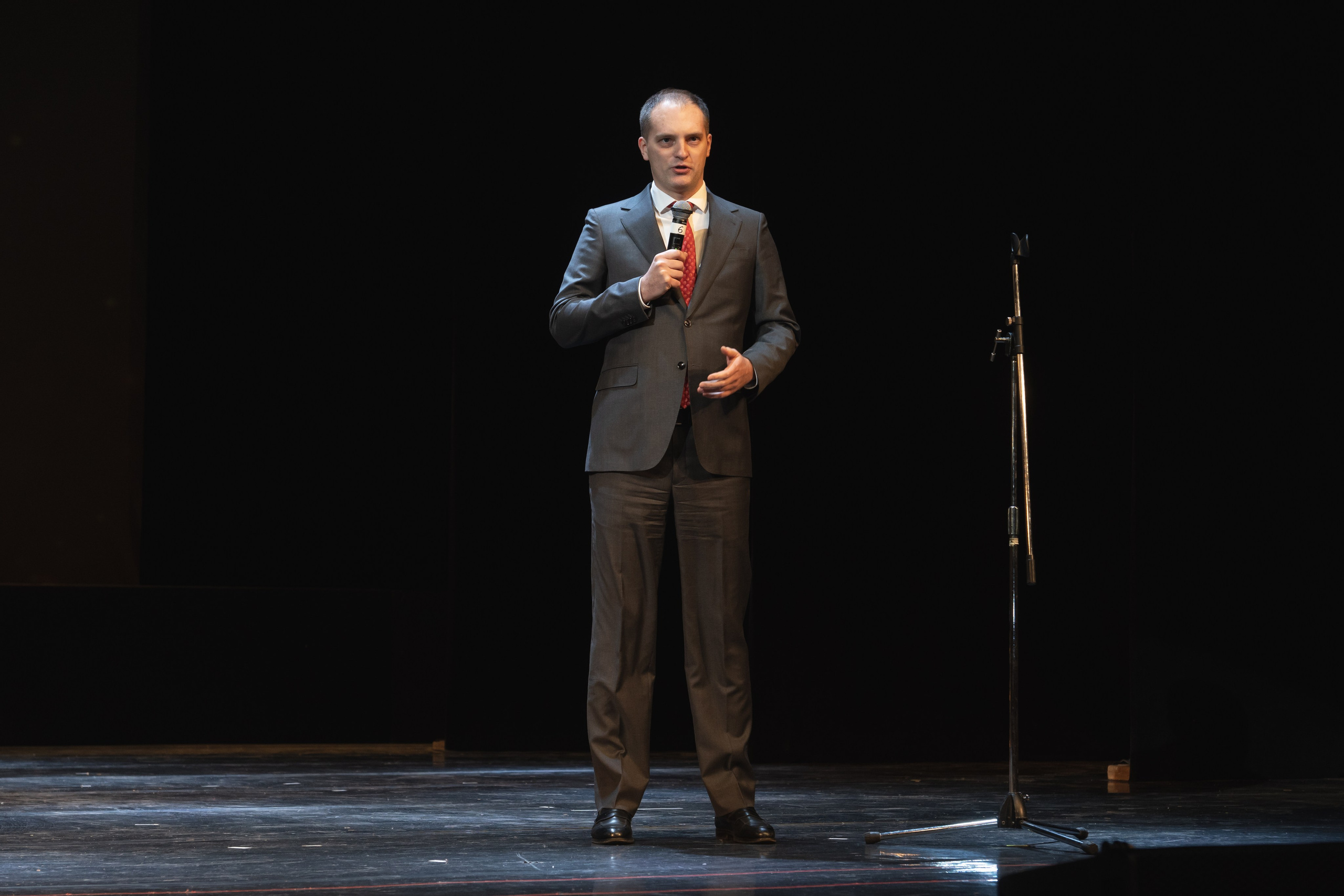 Музыкальный театр. Занимаюсь профессиональной фотографией и живу рядом с Байкалом. Работаю в разных жанрах