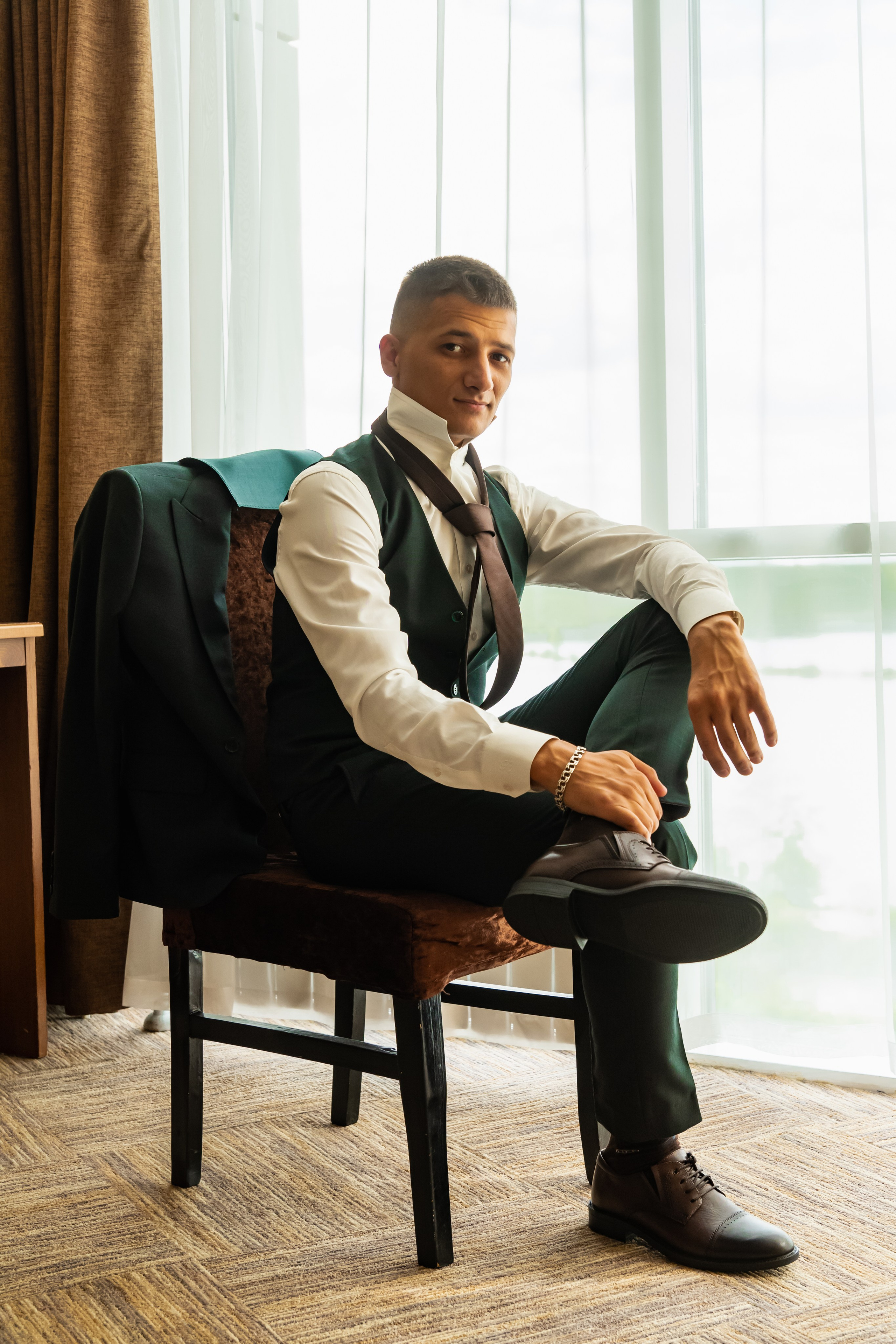 Сборы жениха и невесты в отеле: Северное море. Занимаюсь профессиональной фотографией и живу рядом с Байкалом. Работаю в разных жанрах