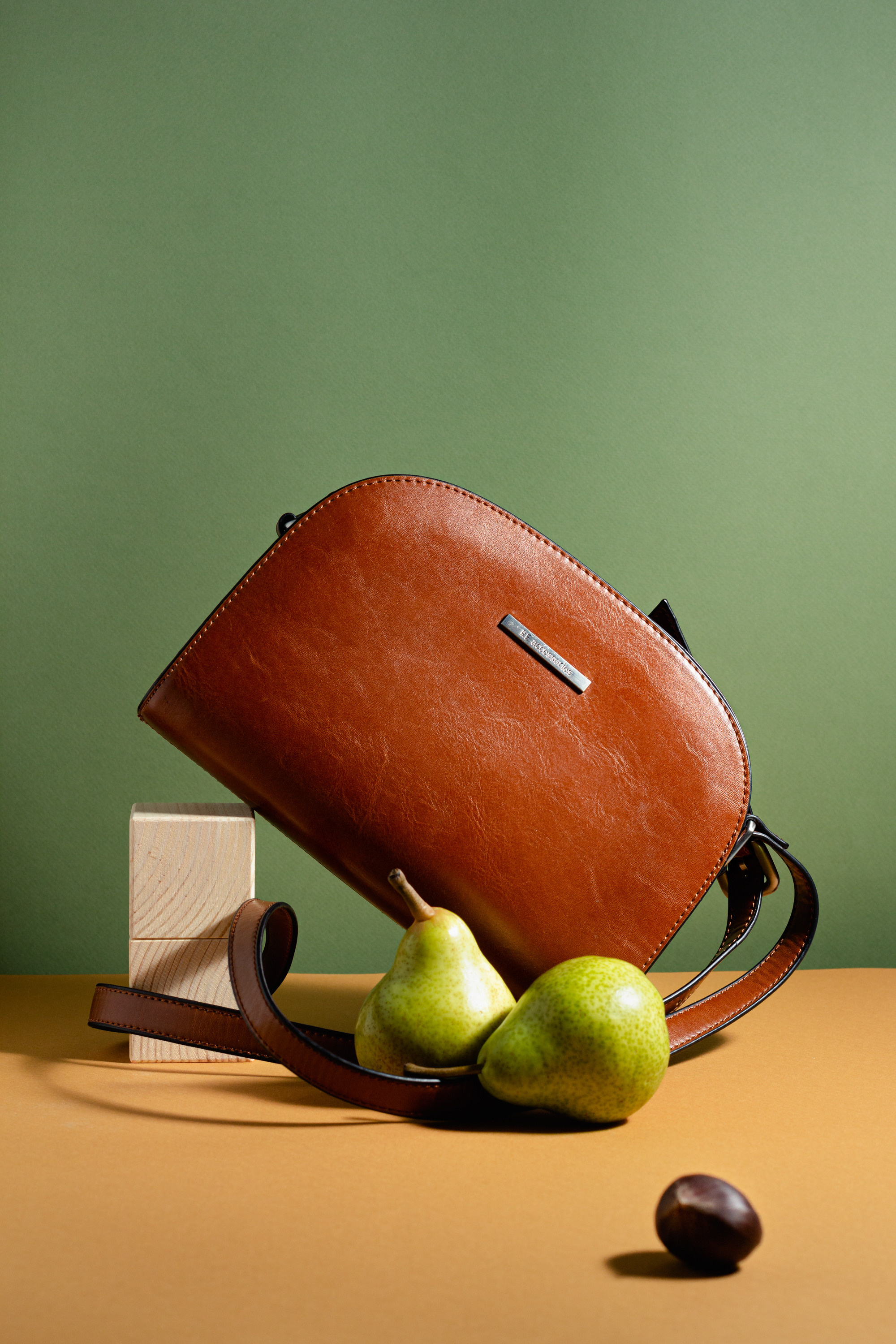 сумка и груши натюрморт, минималистичная предметная съемка, комплиментарные цвета 