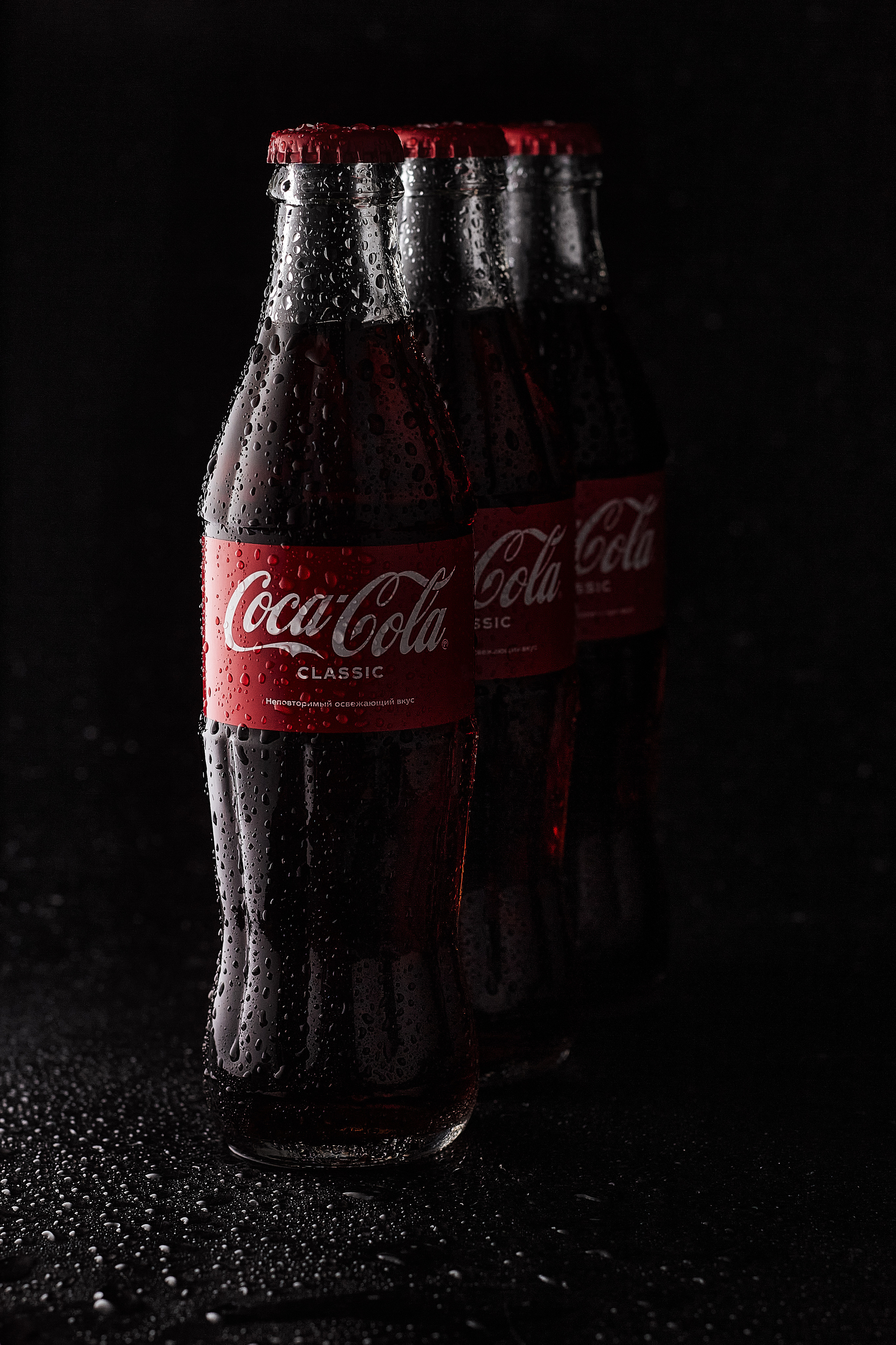 кока-кола низкий ключ, напитки низкий ключ, напиток в бутылке с каплями, кока-кола бутылка с каплями