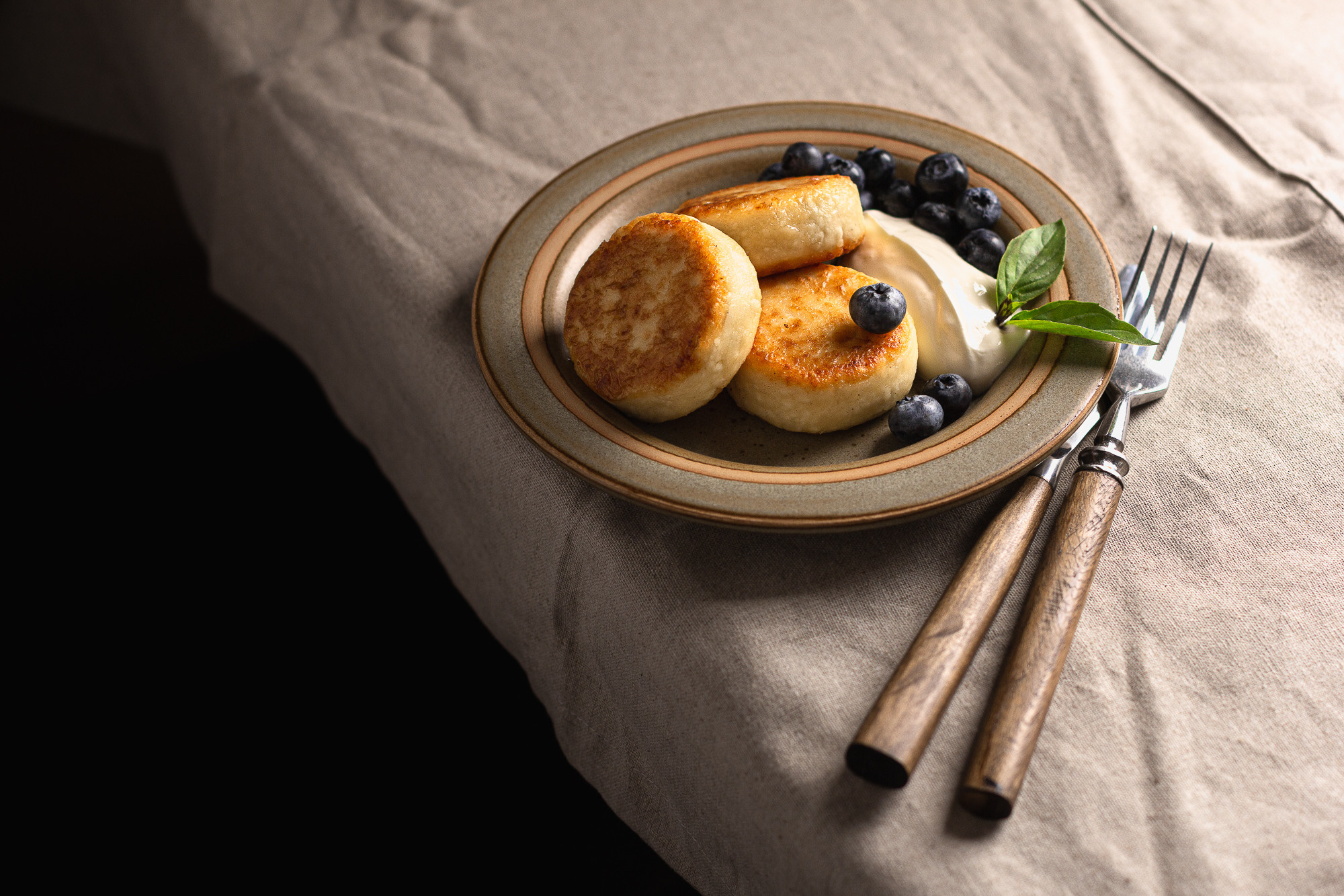 завтрак сырники, минималистичный фудстайлинг сырников, сырники со сметаной