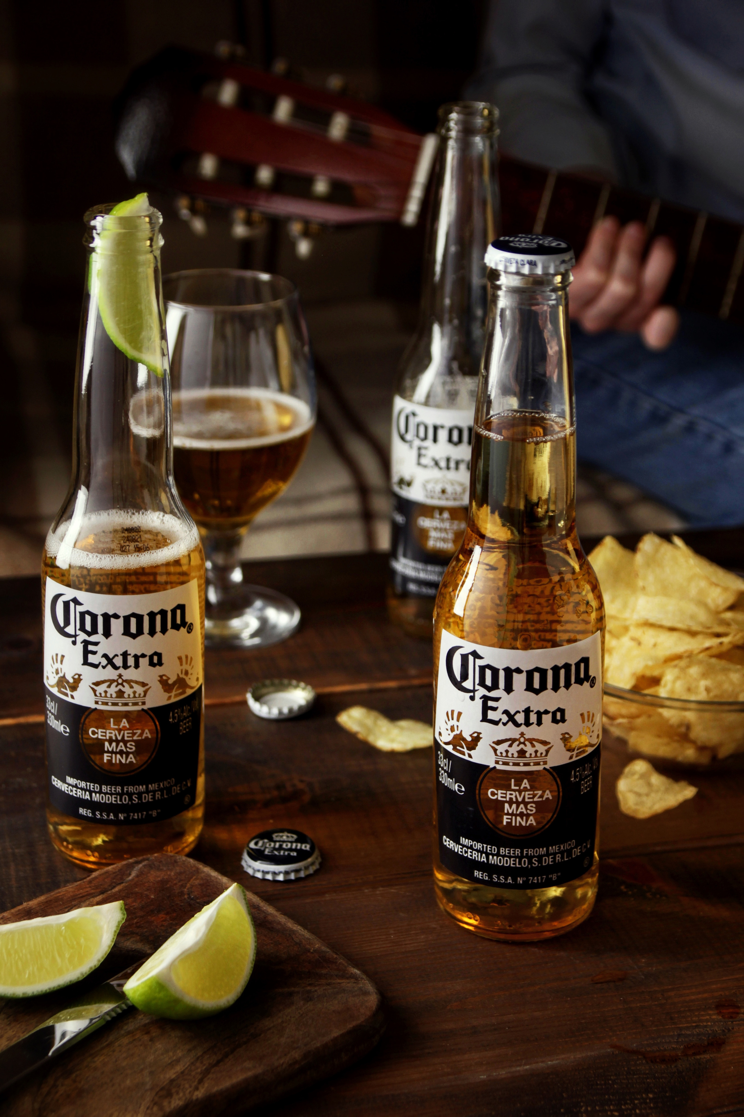 имидж пива, вечеринка с гитарой и пивом, дружеская вечеринка с гитарой, песни под нитару