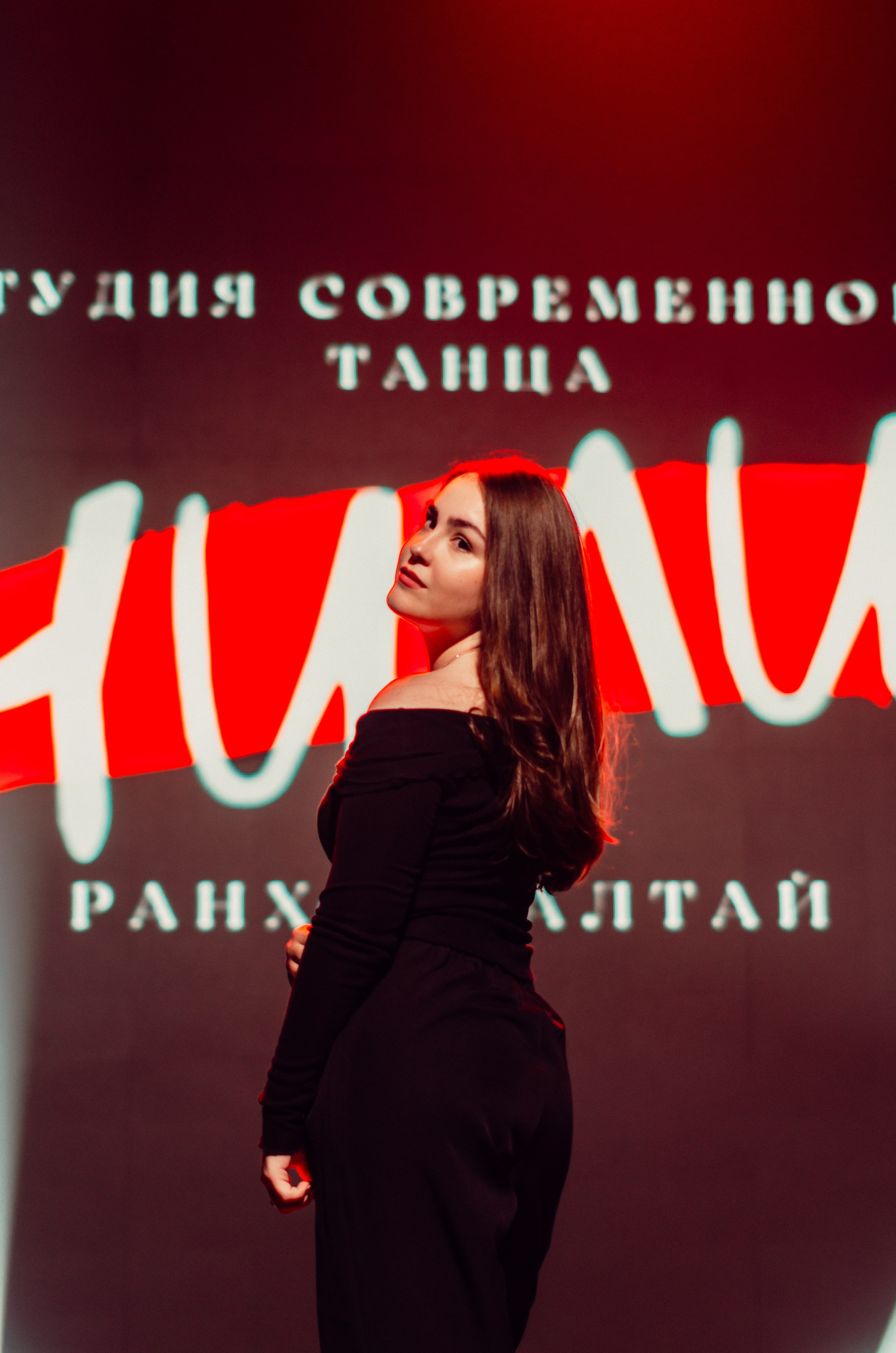 Групповая фотосъемка танцевального коллектива. Денисова Аля — фотограф для парных съемок и индивидуальных историй в Барнауле