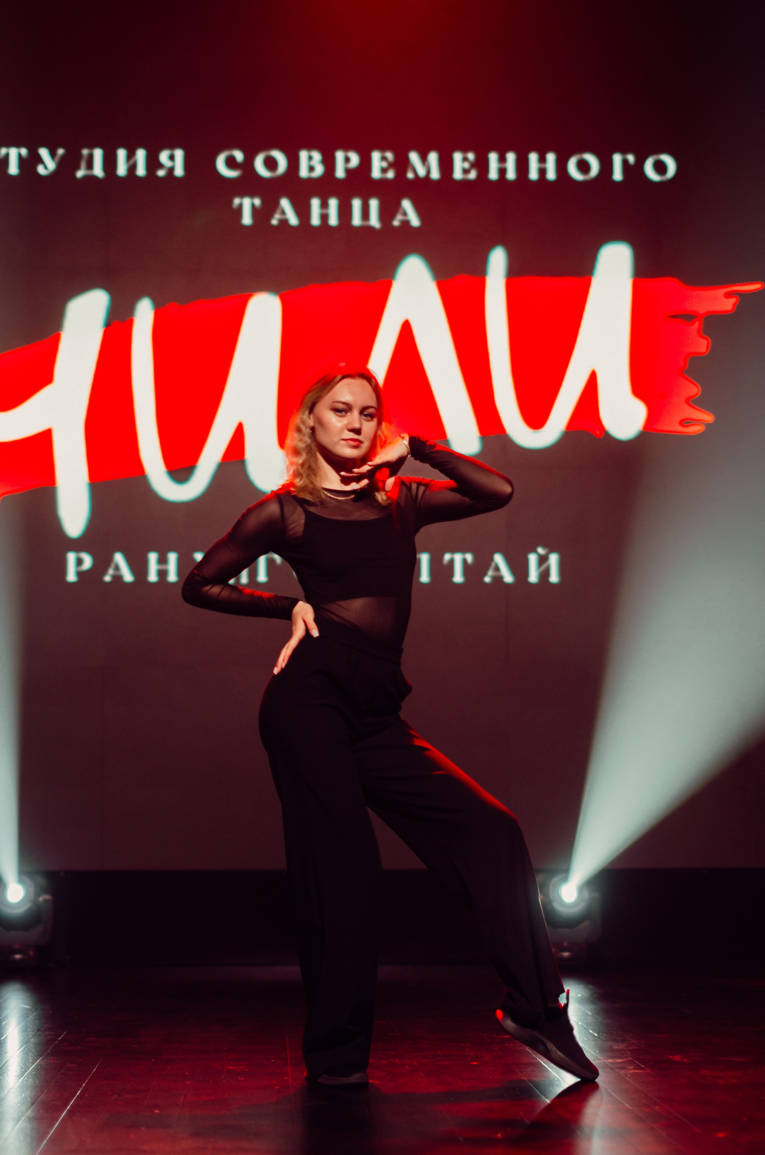 Групповая фотосъемка танцевального коллектива. Денисова Аля — фотограф для парных съемок и индивидуальных историй в Барнауле