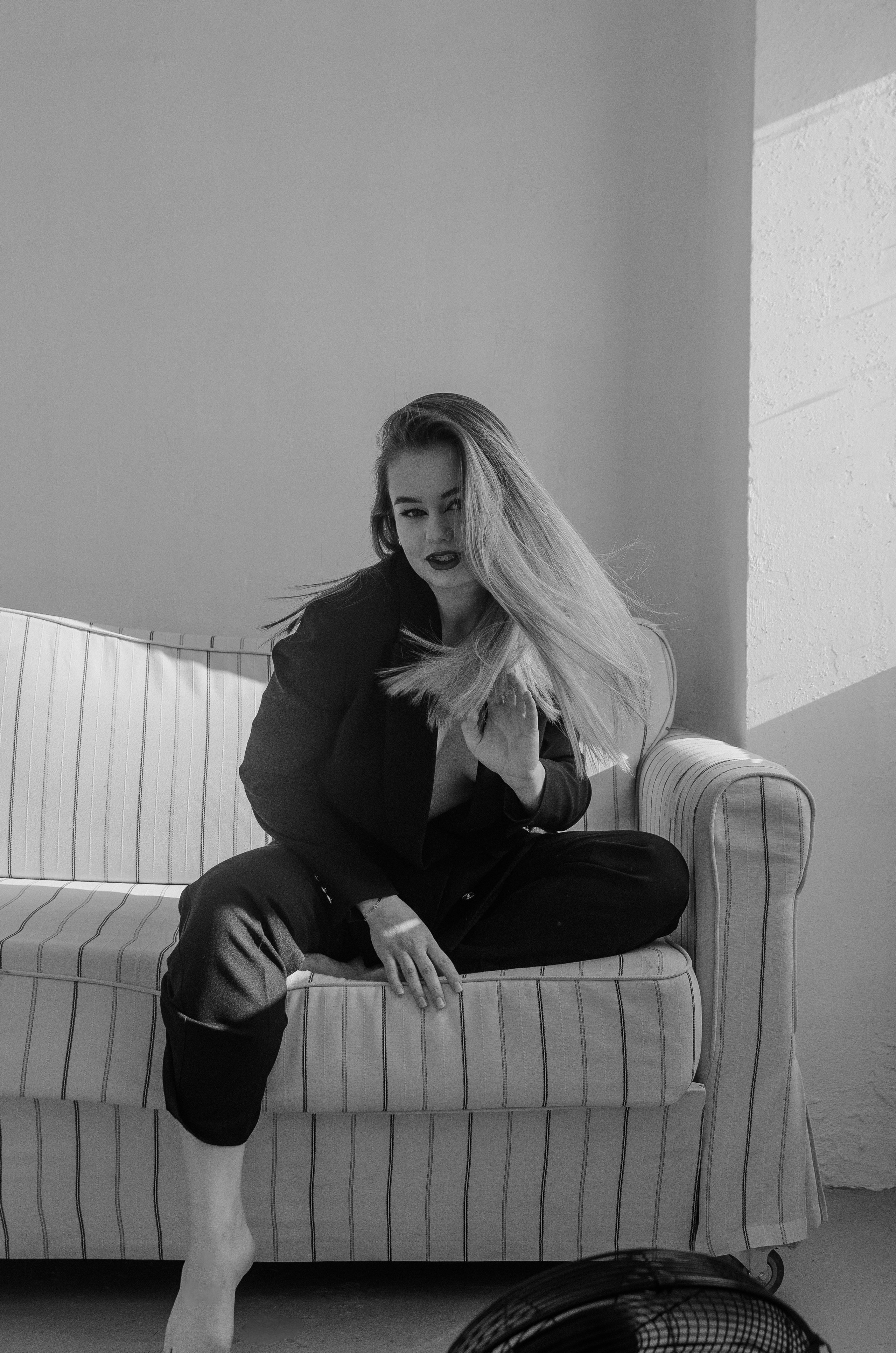 Женская фотосессия в стиле минимализм. Денисова Аля — фотограф для парных съемок и индивидуальных историй в Барнауле