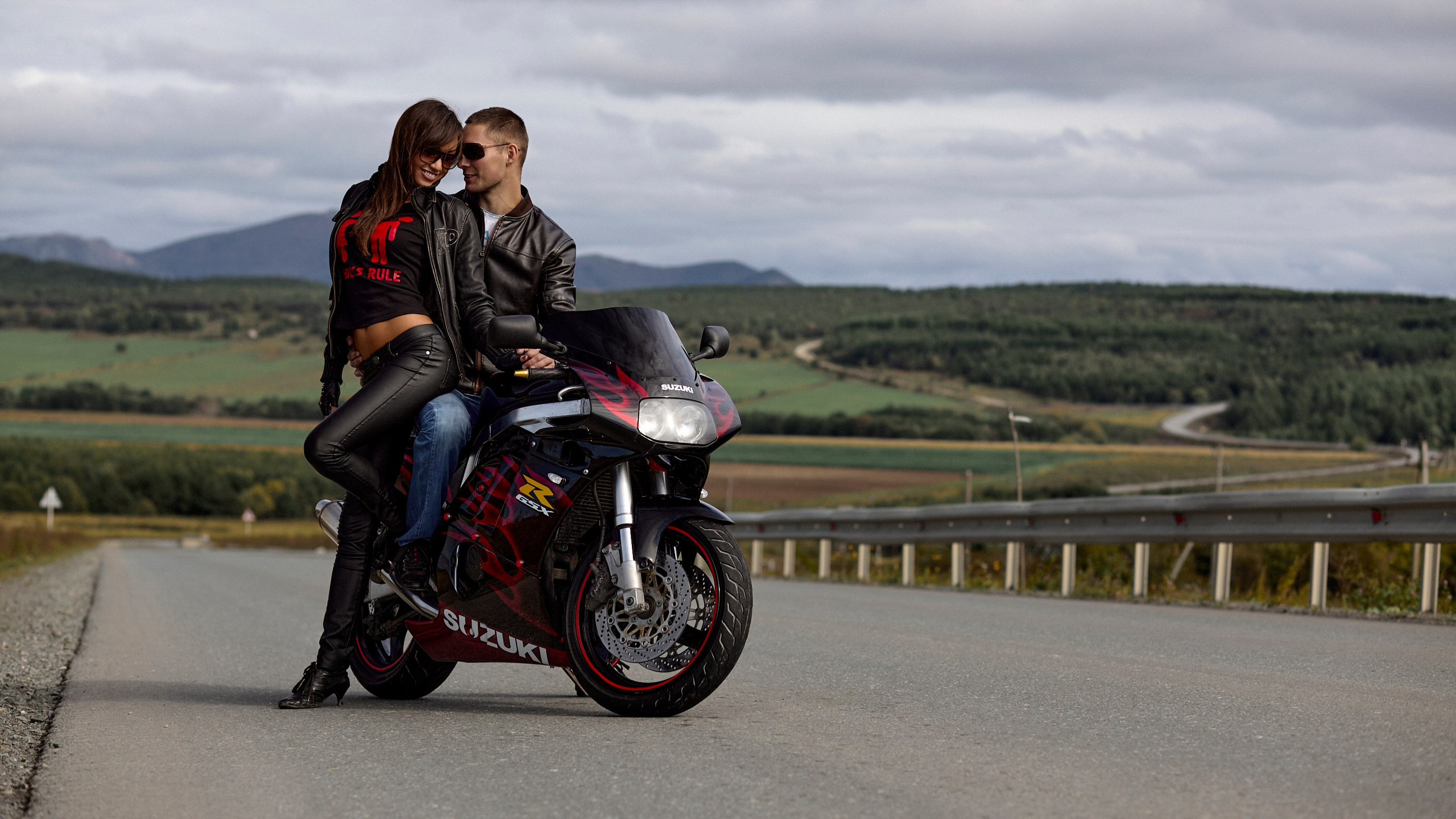 Парень, девушка, байк. Фотограф Андрей Серенков