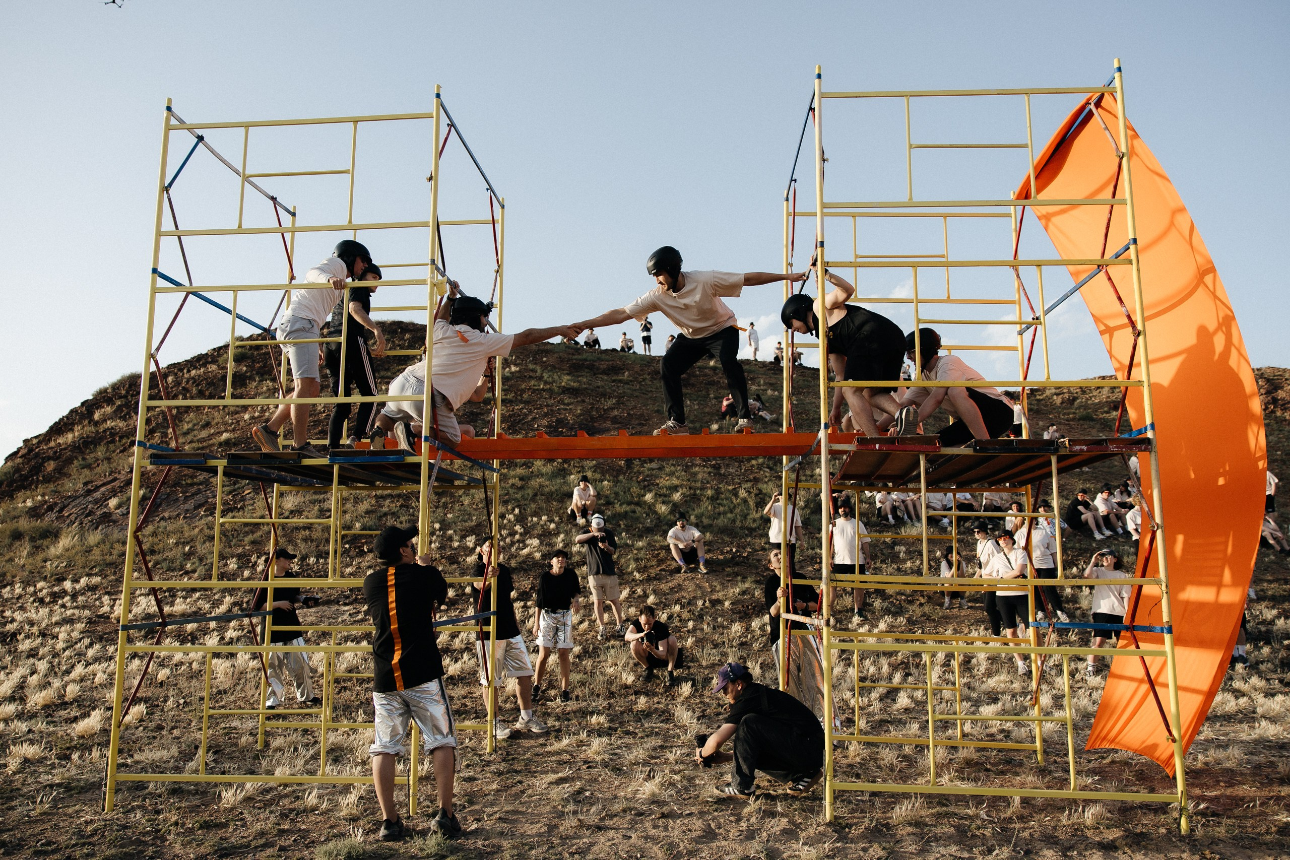 Здравствуйте! Я свадебный фотограф из Ульяновска, работаю в том числе по всей России и с выездом за границу. Снимаю свадьбы, lovestory, корпоративы, светский репортаж. Провожу обучение по фотографии, мастер-классы и воркшопы для других фотографов.