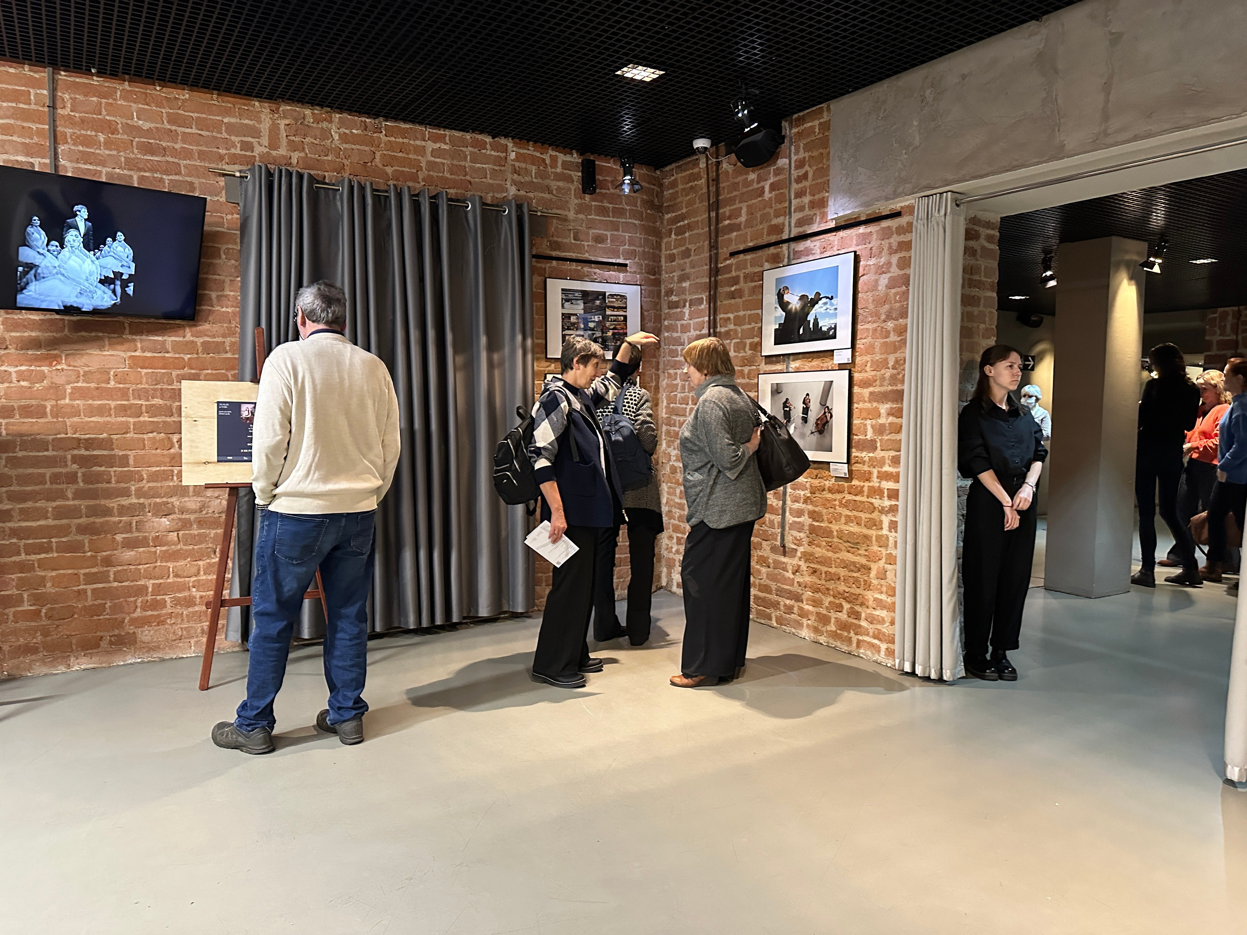 Фотография о музыке, музыкантах и их руках, магию создающих. Репортажный, архитектурный, театральный и файн-арт фотограф Лена Мельникова в Москве