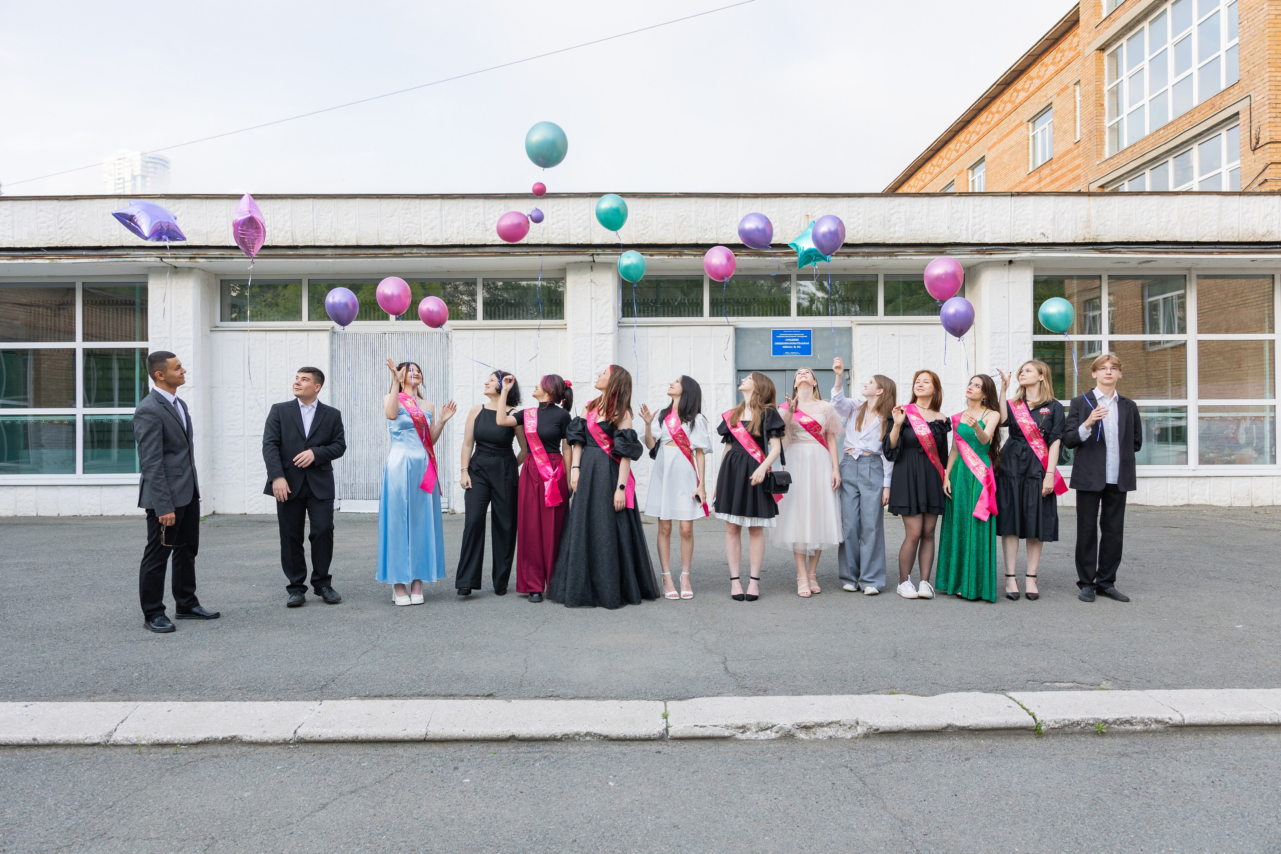 Вручение атестатов в школе № 66. Выпускные альбомы во Владивостоке