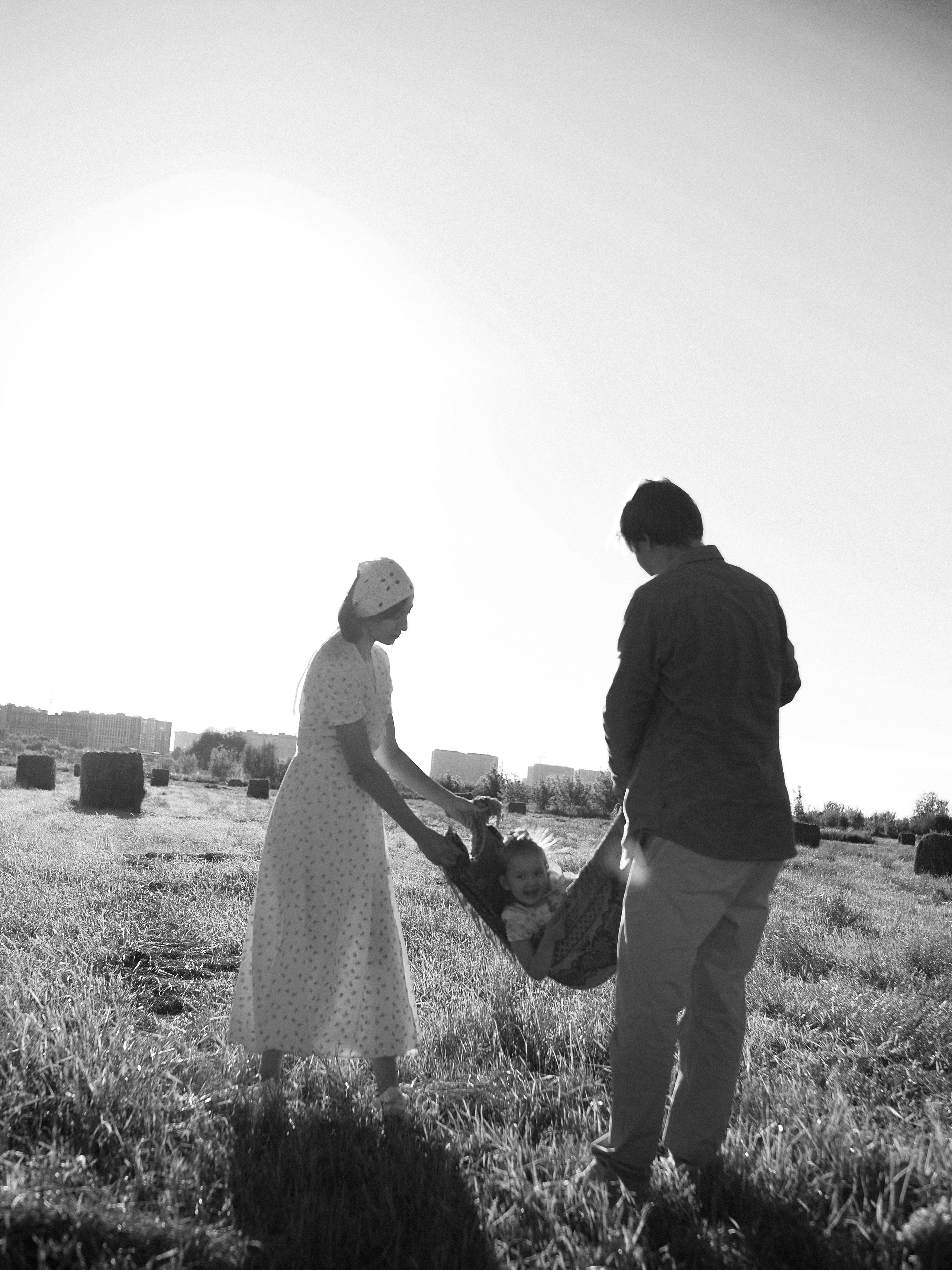 Гоняться по полю на тачке с мамой и папой. Обижаться. Смеяться. Фотограф Рязань. Семейный Свадебный фотограф