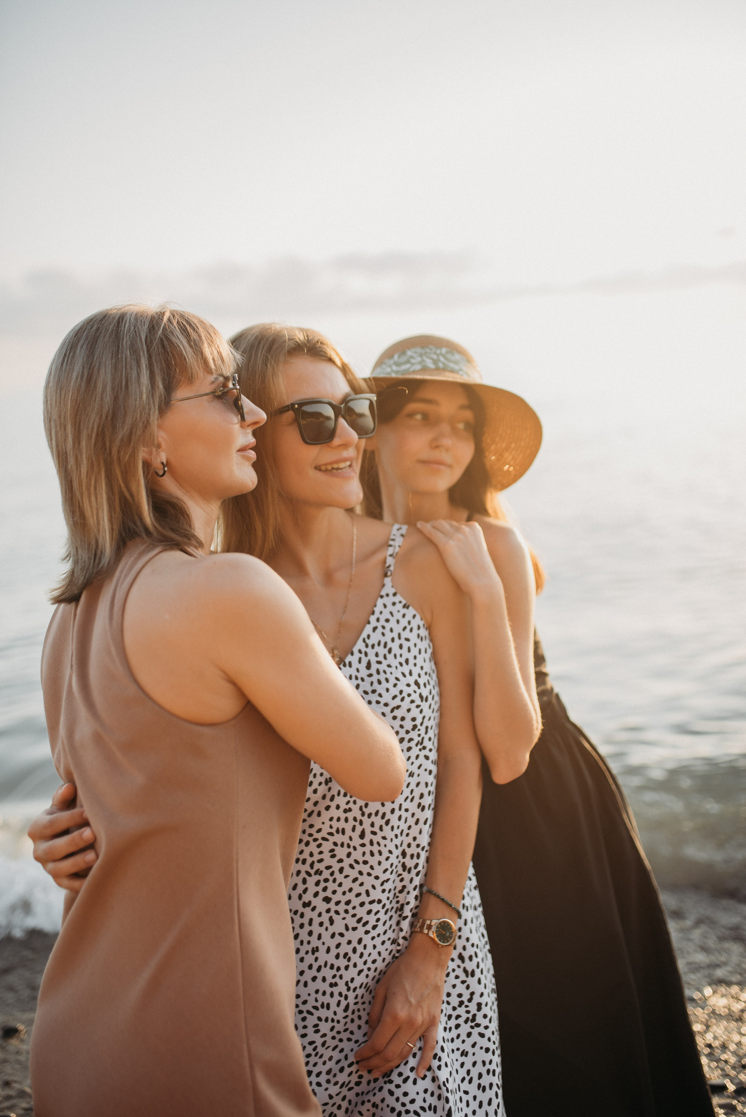 Семейная фотосессия мамы с дочками на берегу моря в Сочи Сириус Адлер. Фотограф в Сочи — Маргарита Поганова