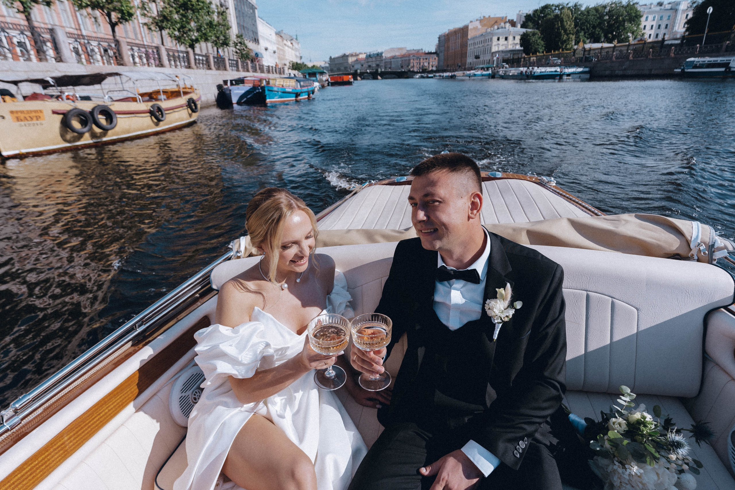 СВАДЕНБНАЯ СЬЕМКА НА КАТЕРЕ ПО КАНАЛАМ САНКТ-ПЕТЕРБУРГА И В АКВАТОРИИ НЕВЫ. Профессиональный фотограф, Санкт-Петербург — Виктория Богомолова