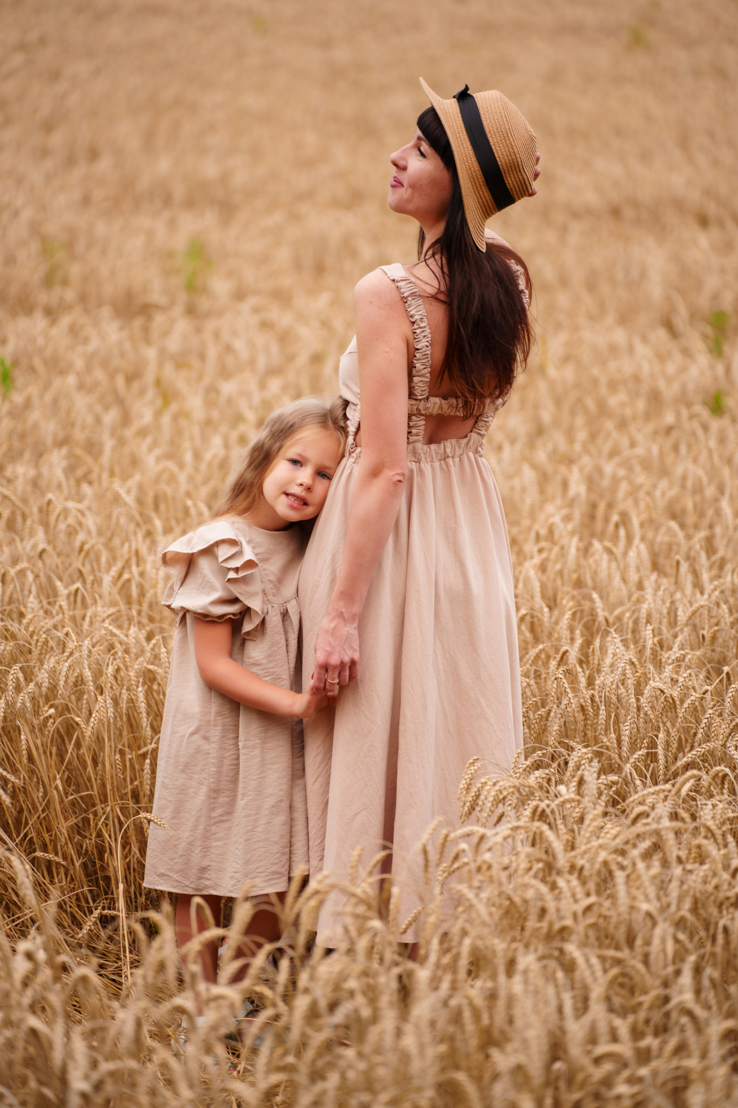 Мама с дочкой в пшеничном поле (01.08.2023). Фотограф Андрей Чеботок (Белгород, Курск, Воронеж, Старый Оскол)