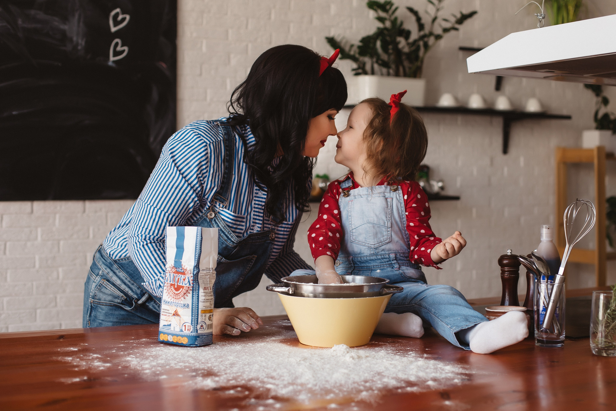 Семейная фотосессия на кухне. Фотограф в спб Александр Потапов