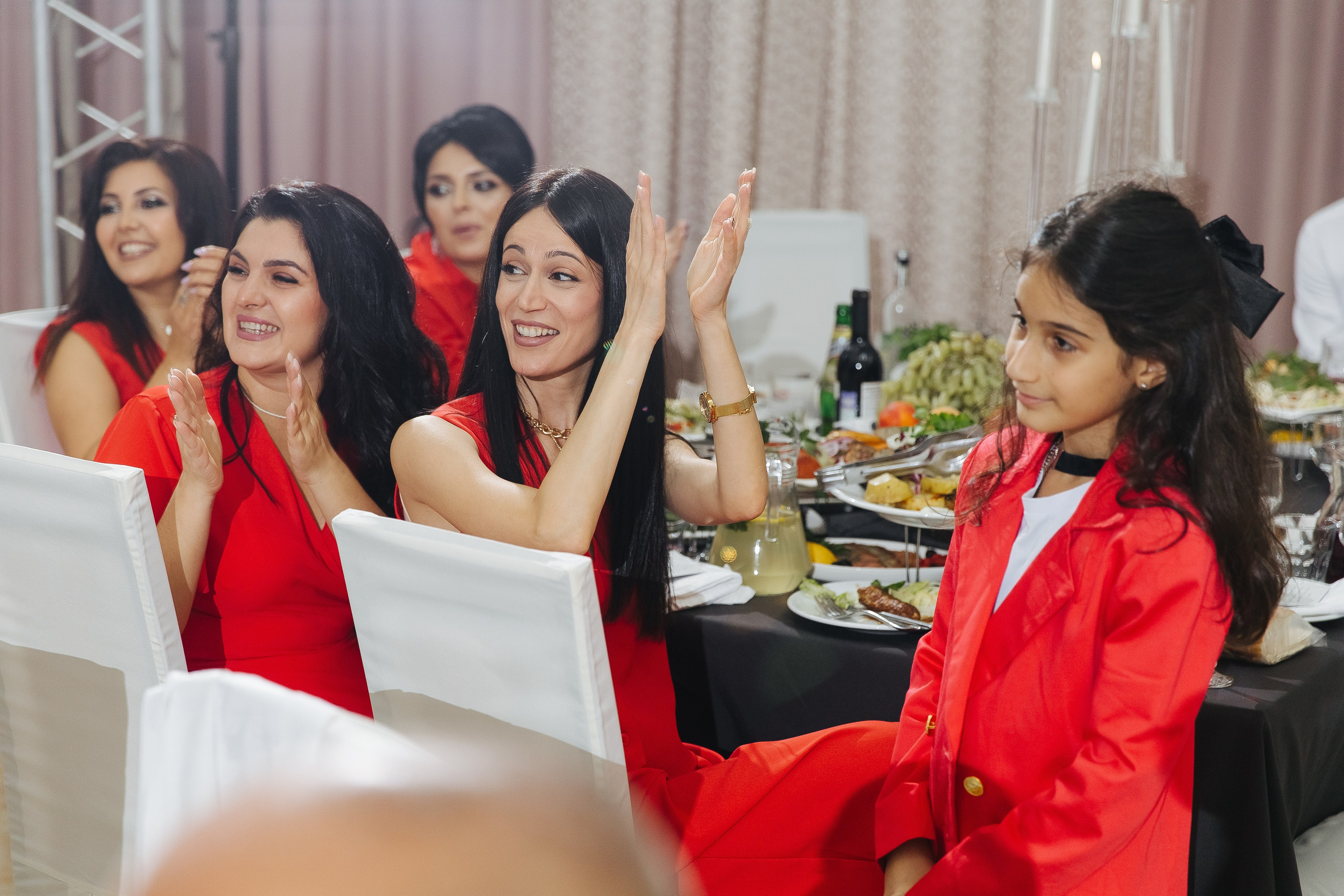 Ани и Назели. 35&5 День рождения, «Янтарь». Фотограф в Красноярске Надежда Воскресенская