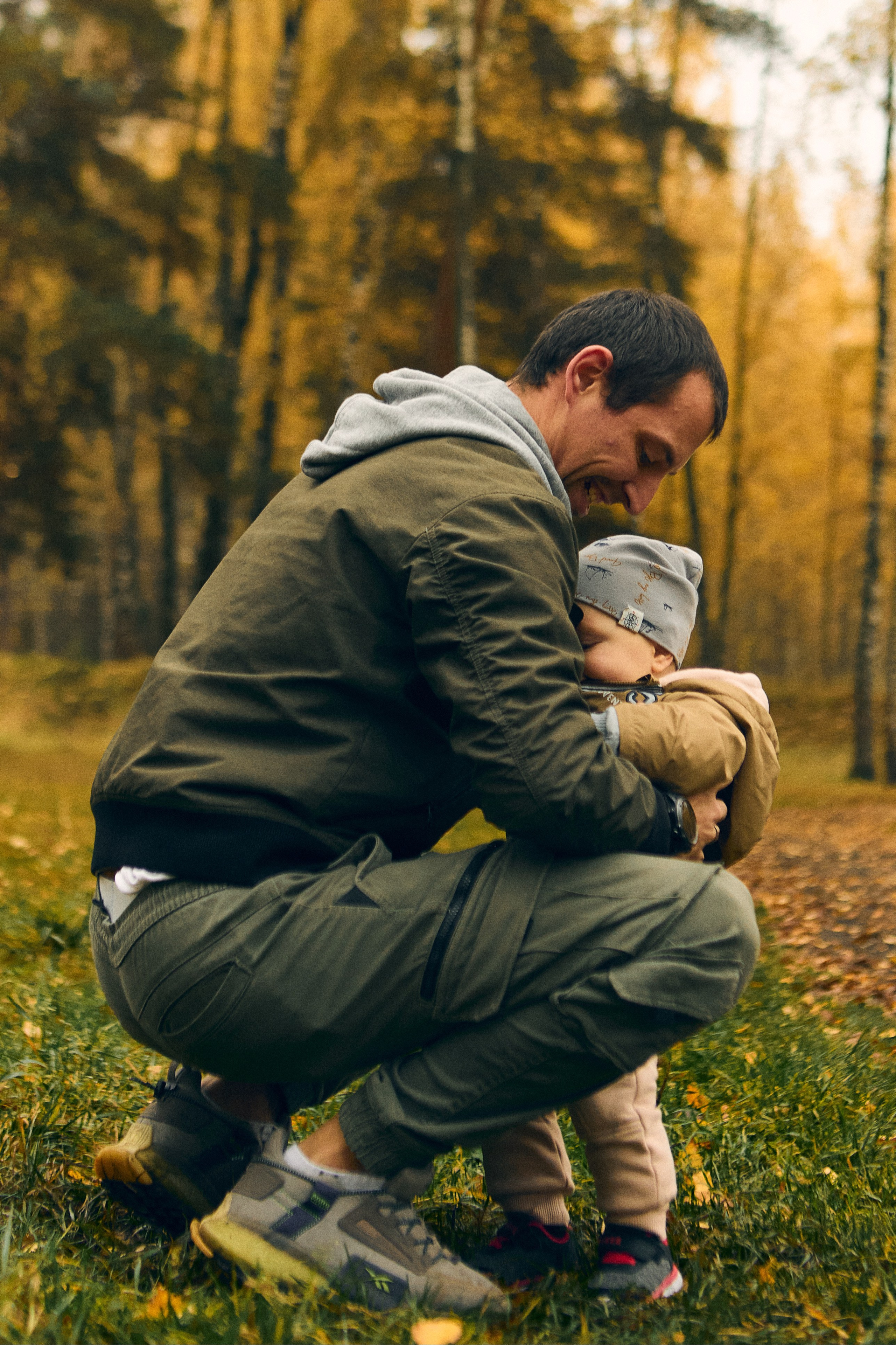 папа обнимает сына на прогулке, семейная фотосессия осенью