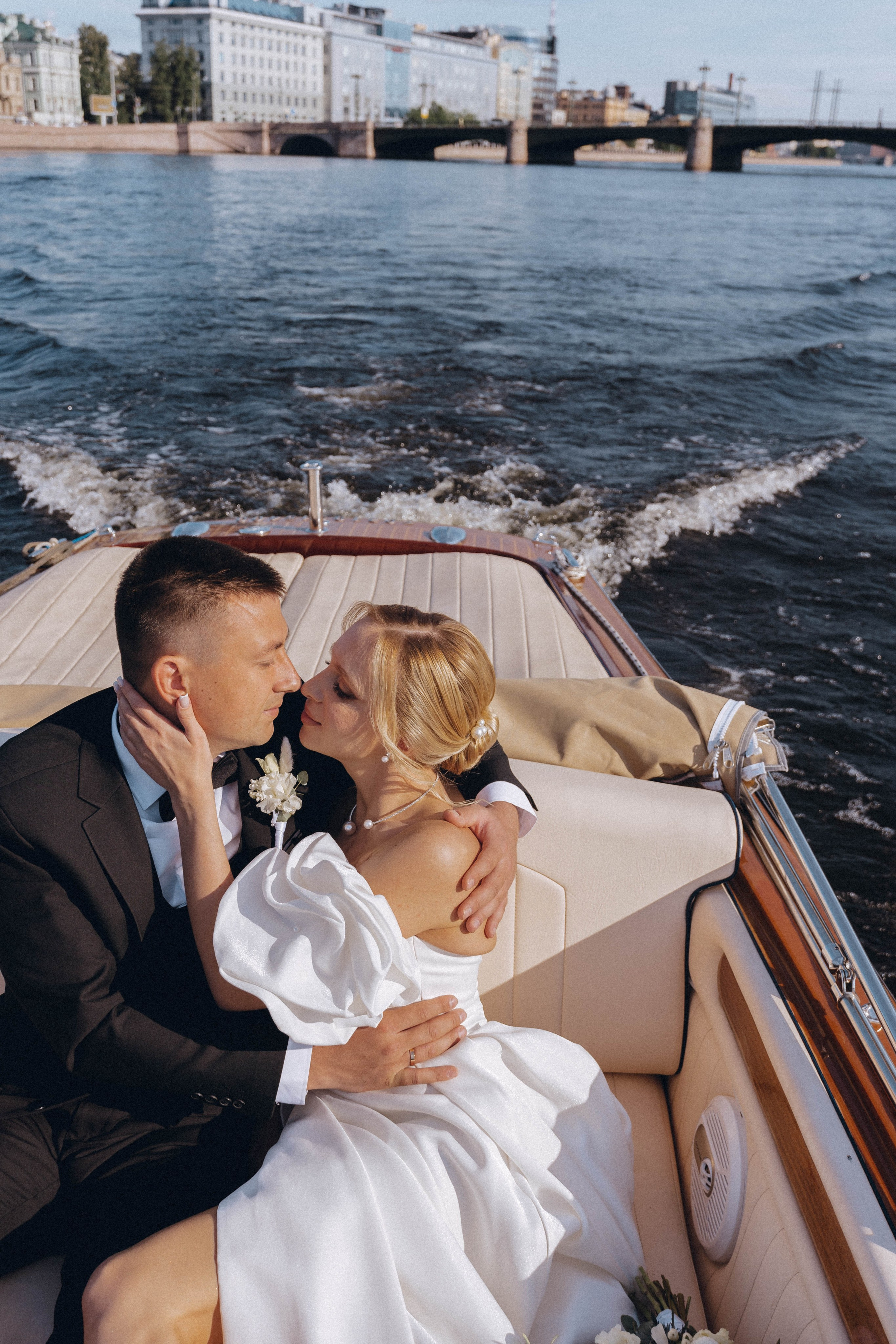 СВАДЕНБНАЯ СЬЕМКА НА КАТЕРЕ ПО КАНАЛАМ САНКТ-ПЕТЕРБУРГА И В АКВАТОРИИ НЕВЫ. Профессиональный фотограф, Санкт-Петербург — Виктория Богомолова