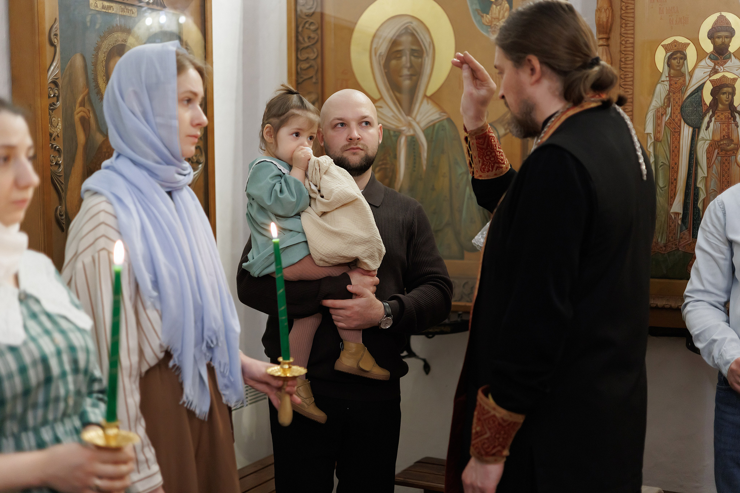 Крещение Аглаи в Церкви Покрова и Рождества Пресвятой Богородицы от Пролома. Свадебный фотограф в Пскове и Санкт-Петербурге | Анна Голикова