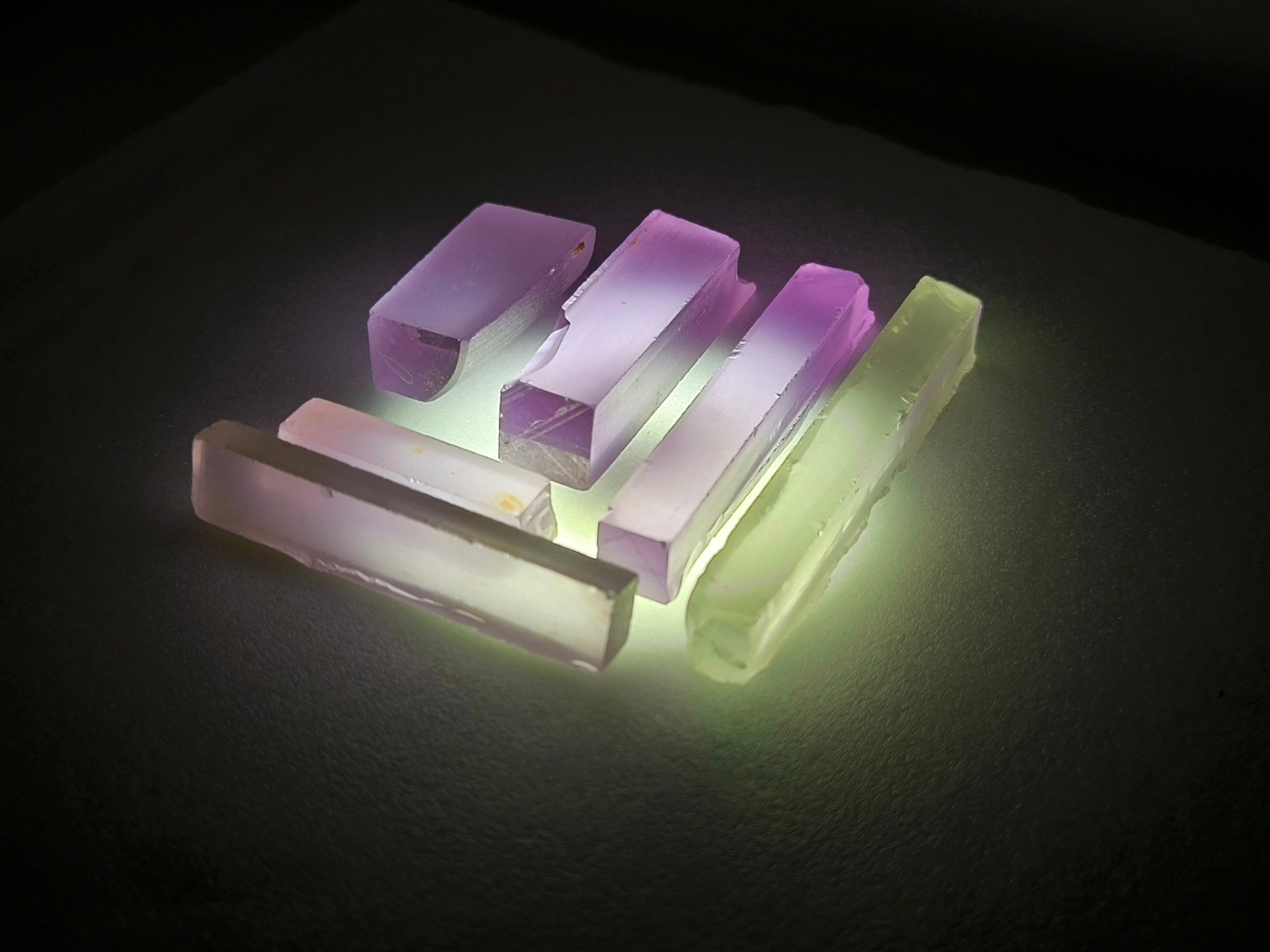 Призмы иттрий алюминиевый ИАГ гранат. YAG garnet иттрий алюминиевый гранат ИАГ